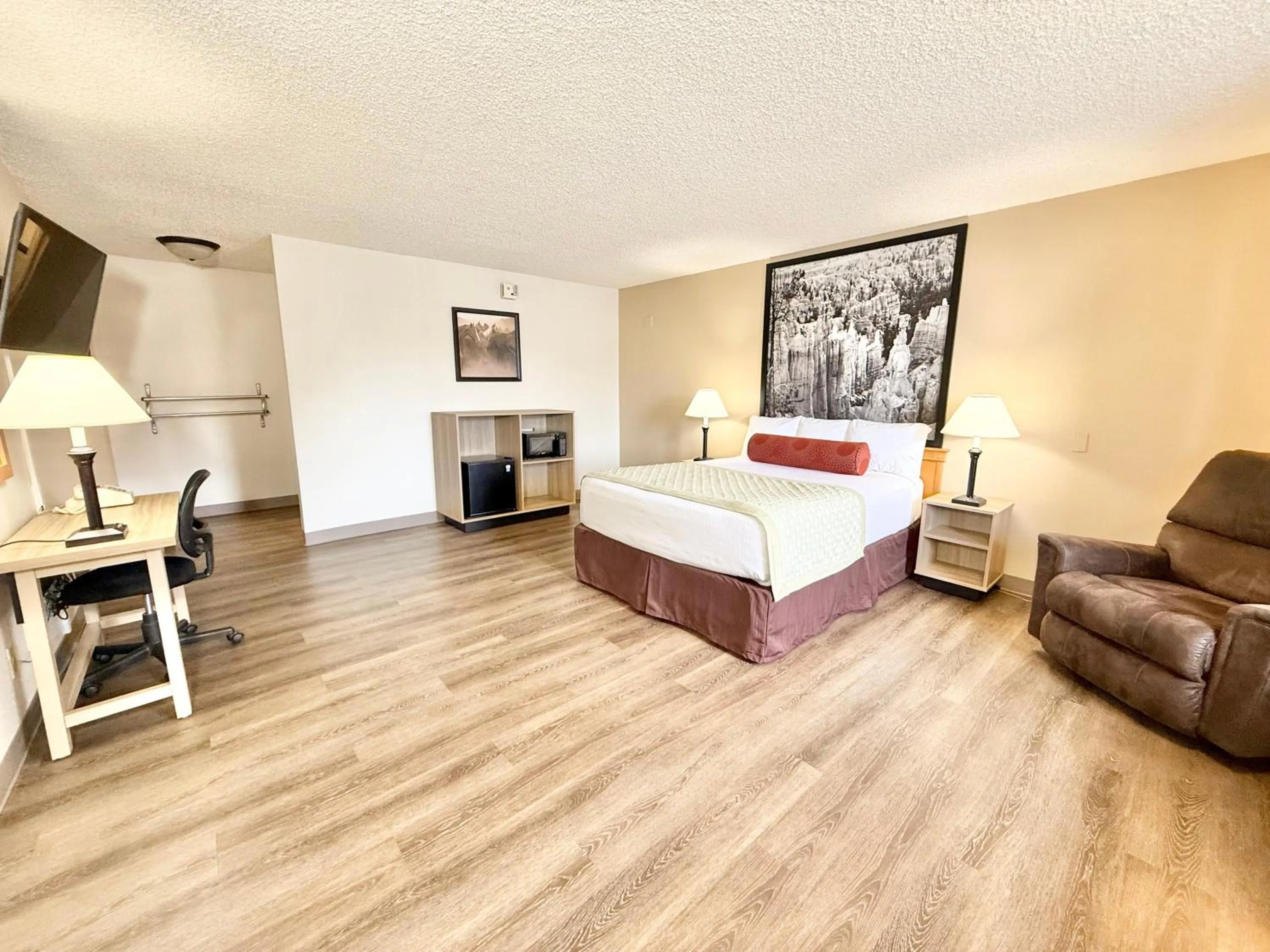 Bedroom, Bed in Super 8 by Wyndham Salina/Scenic Hills Area