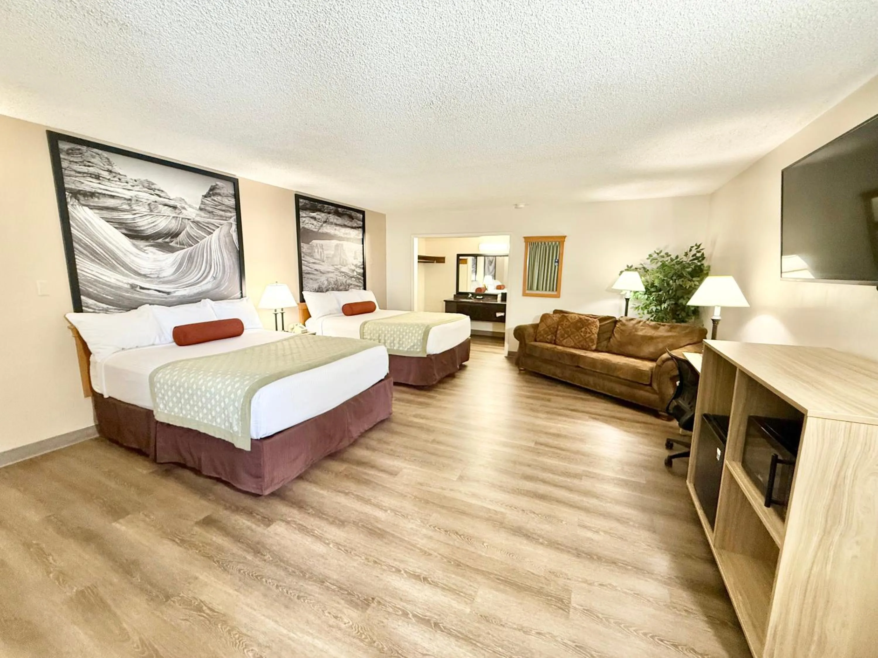 Bedroom, Bed in Super 8 by Wyndham Salina/Scenic Hills Area