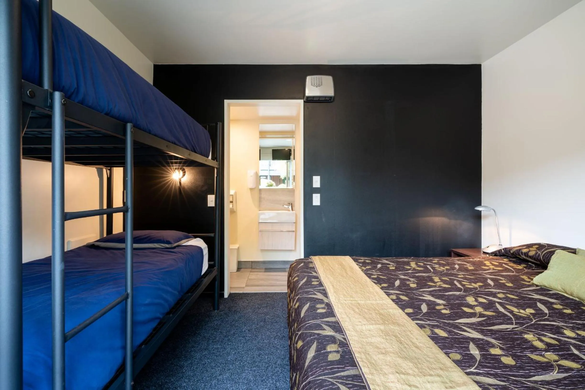 Bedroom, Bed in Rainforest Retreat