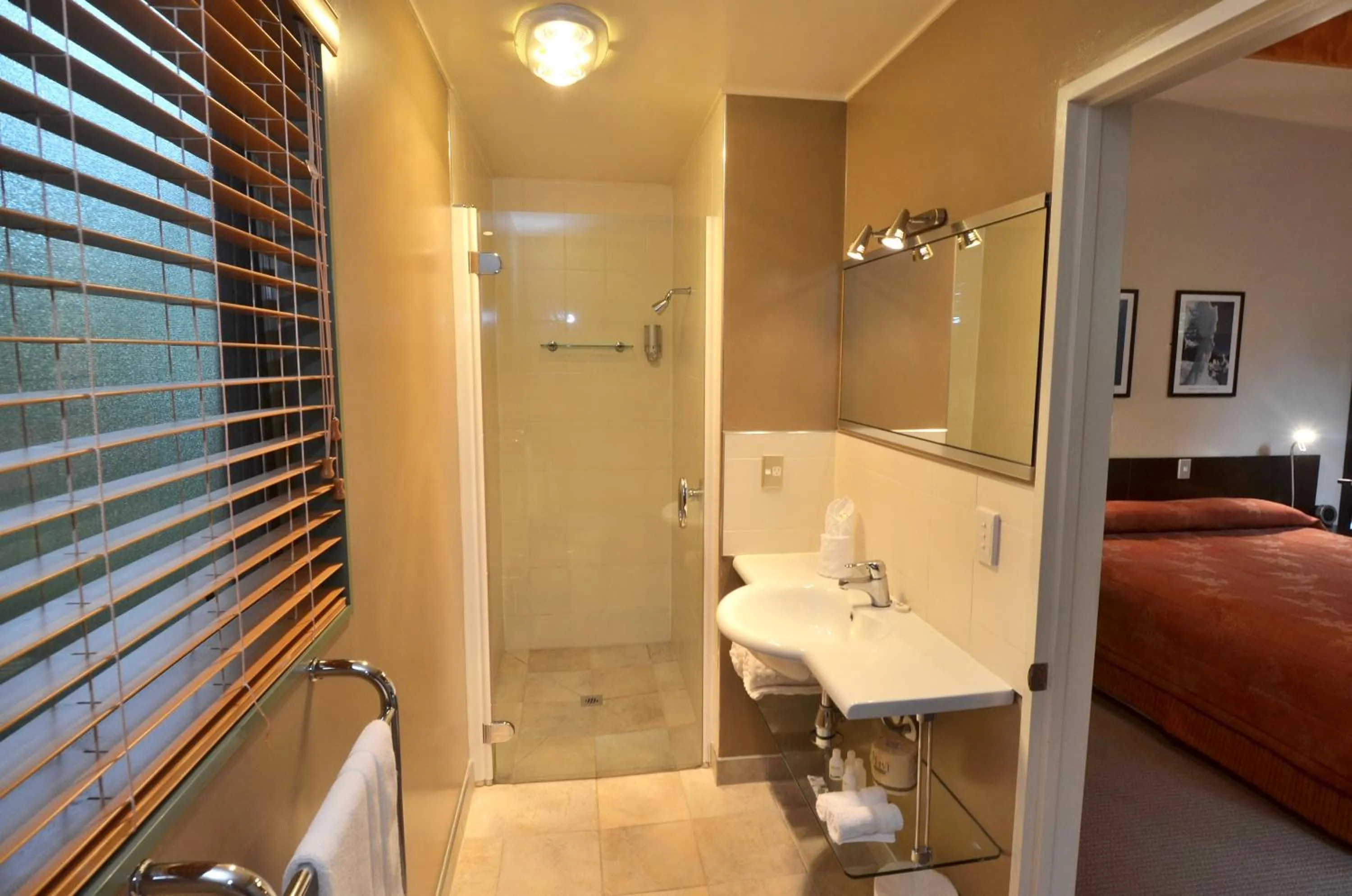 Bathroom, Bed in Rainforest Retreat