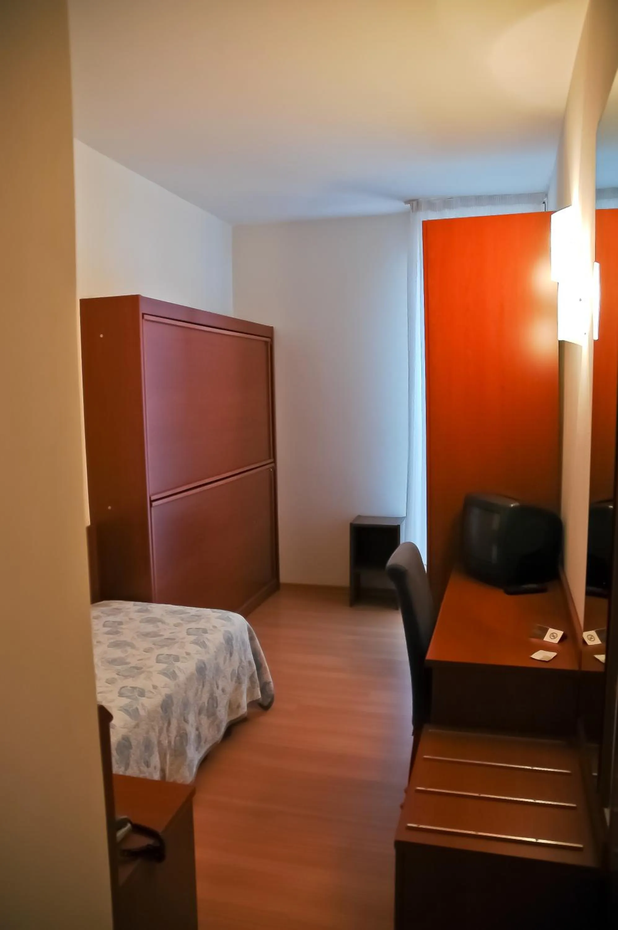 Photo of the whole room, Bed in Hotel Santiago