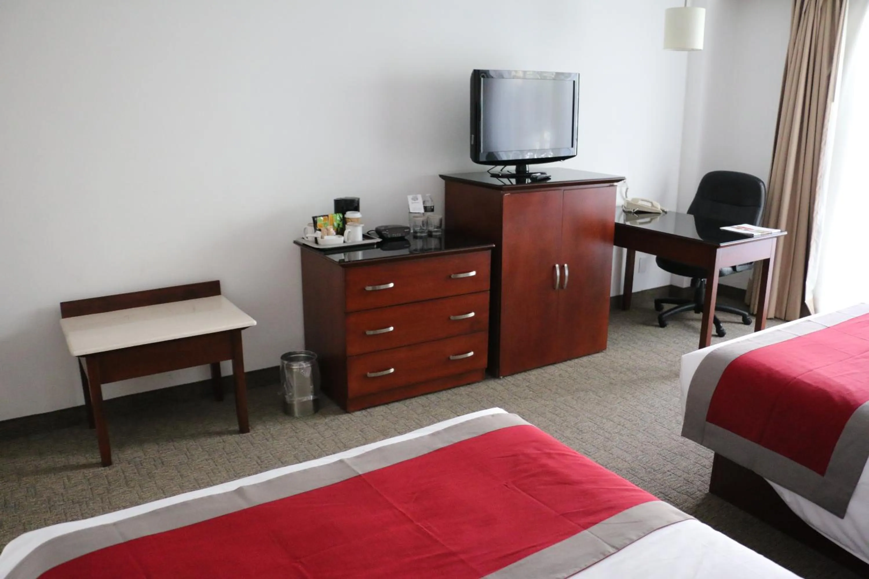 TV and multimedia, Bed in Radisson Poliforum Plaza Hotel Leon