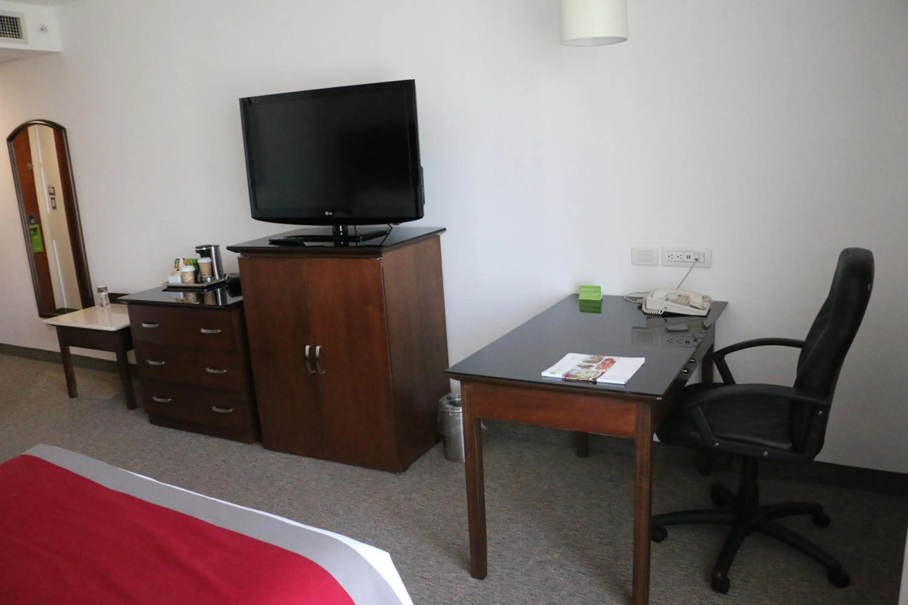 TV and multimedia, Bed in Radisson Poliforum Plaza Hotel Leon