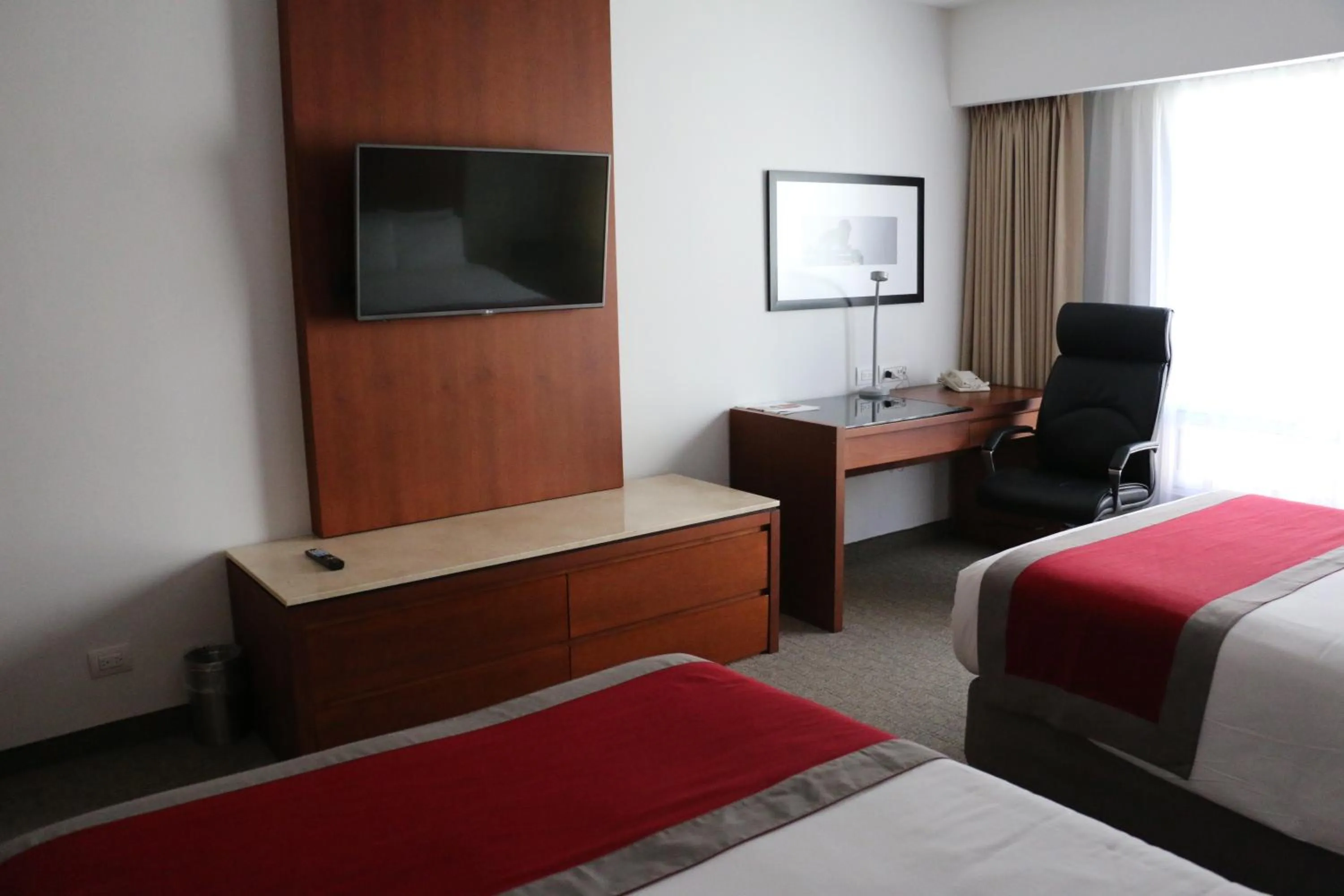 TV and multimedia, Bed in Radisson Poliforum Plaza Hotel Leon