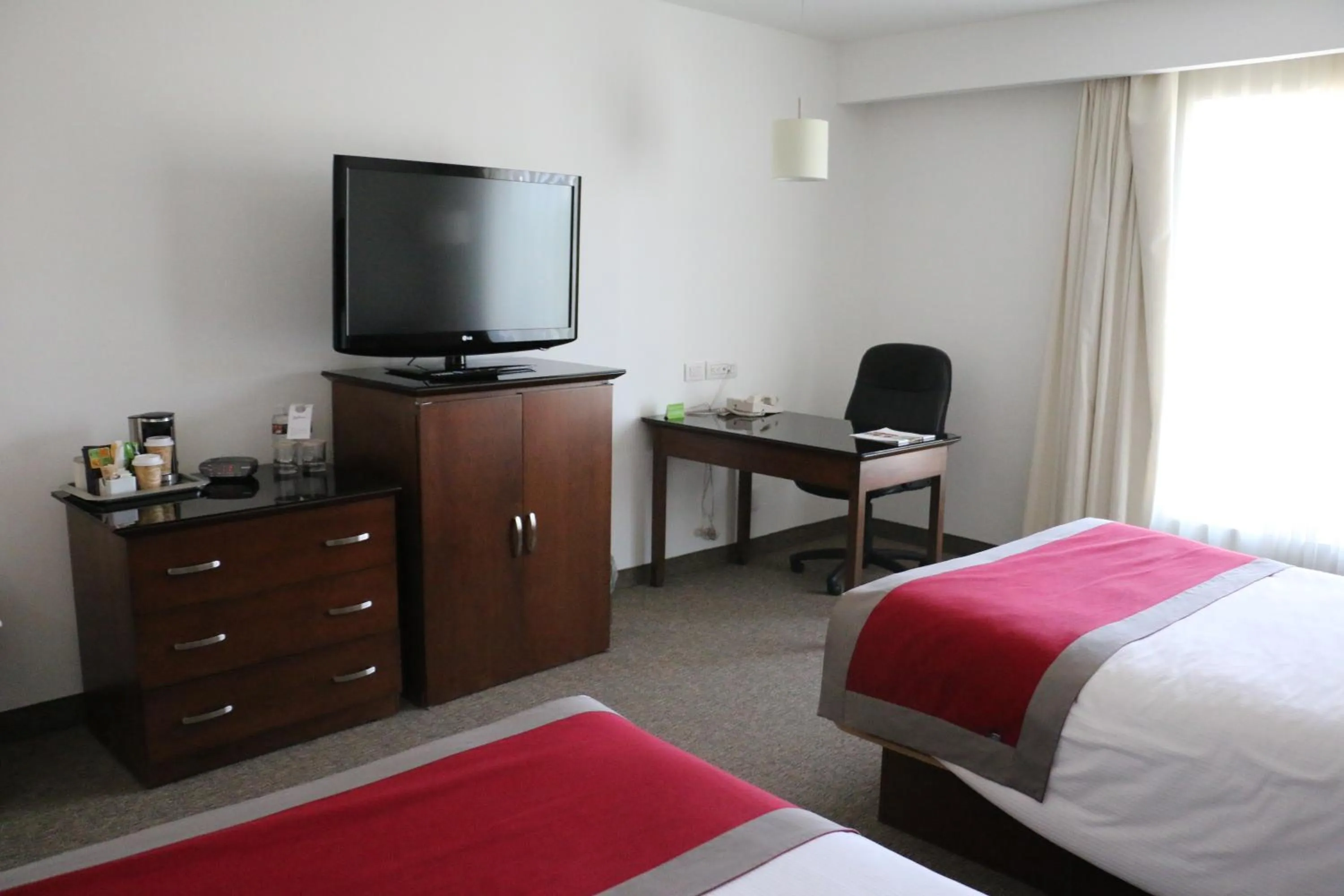 TV and multimedia, Bed in Radisson Poliforum Plaza Hotel Leon