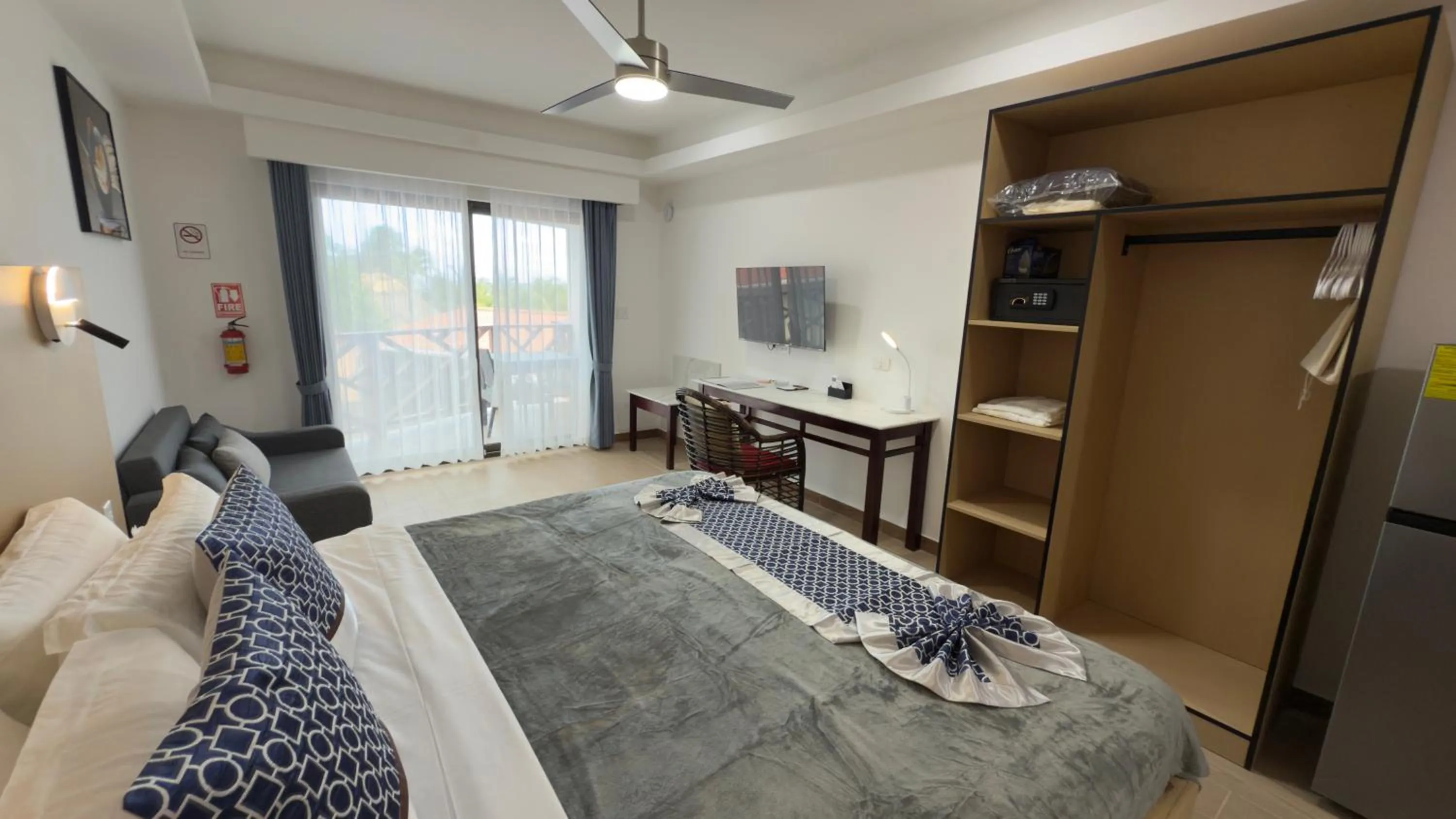 Living room, Bed in Captain Morgan's Retreat