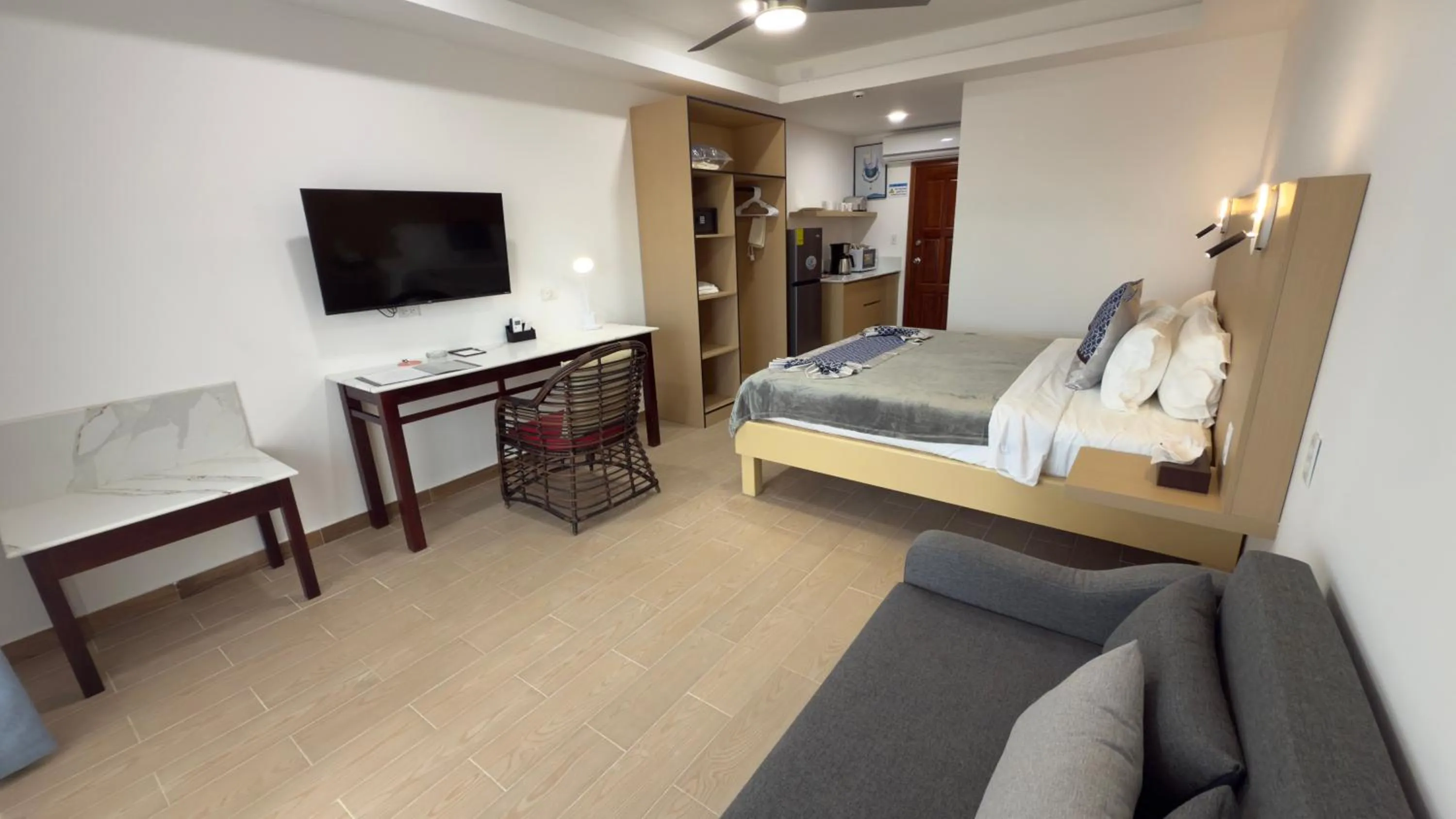 Living room, Bed in Captain Morgan's Retreat