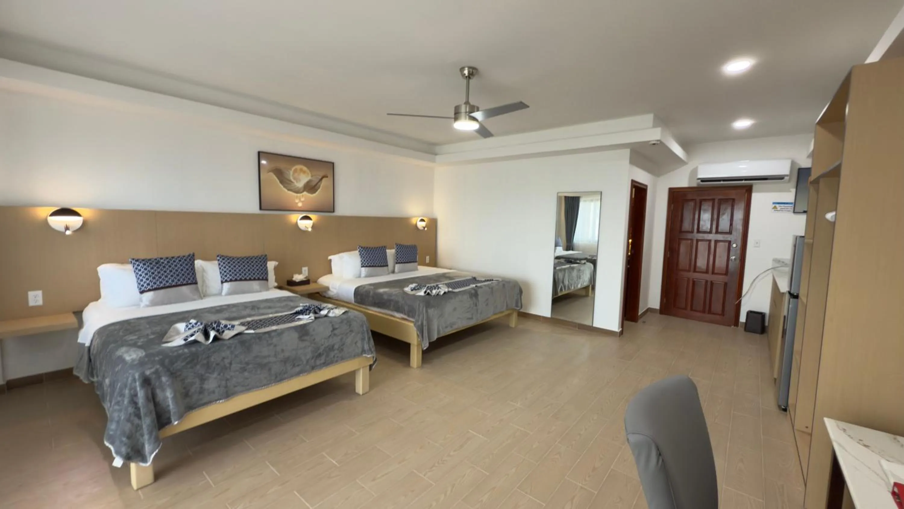 Photo of the whole room, Bed in Captain Morgan's Retreat