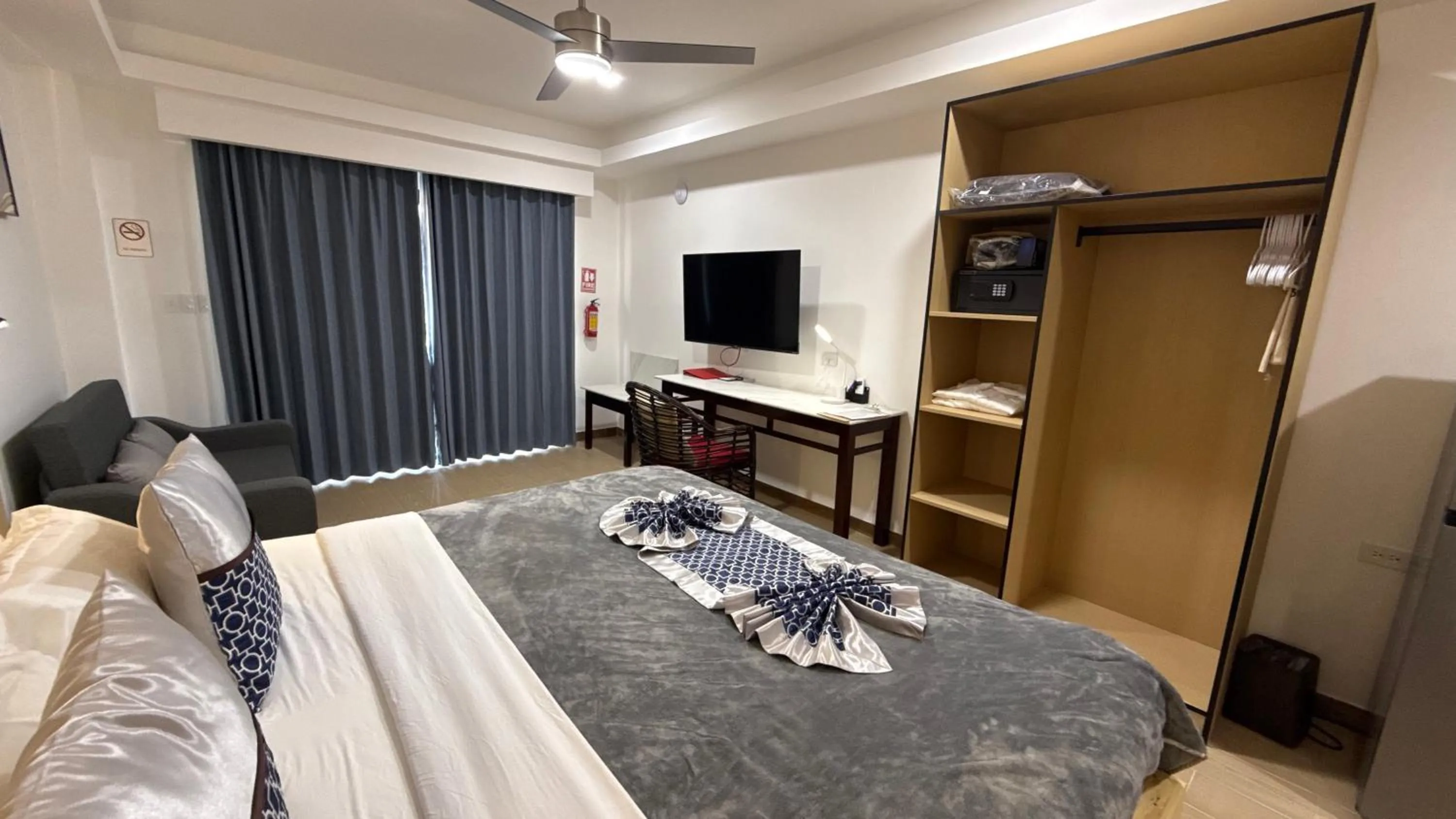 wardrobe, Bed in Captain Morgan's Retreat