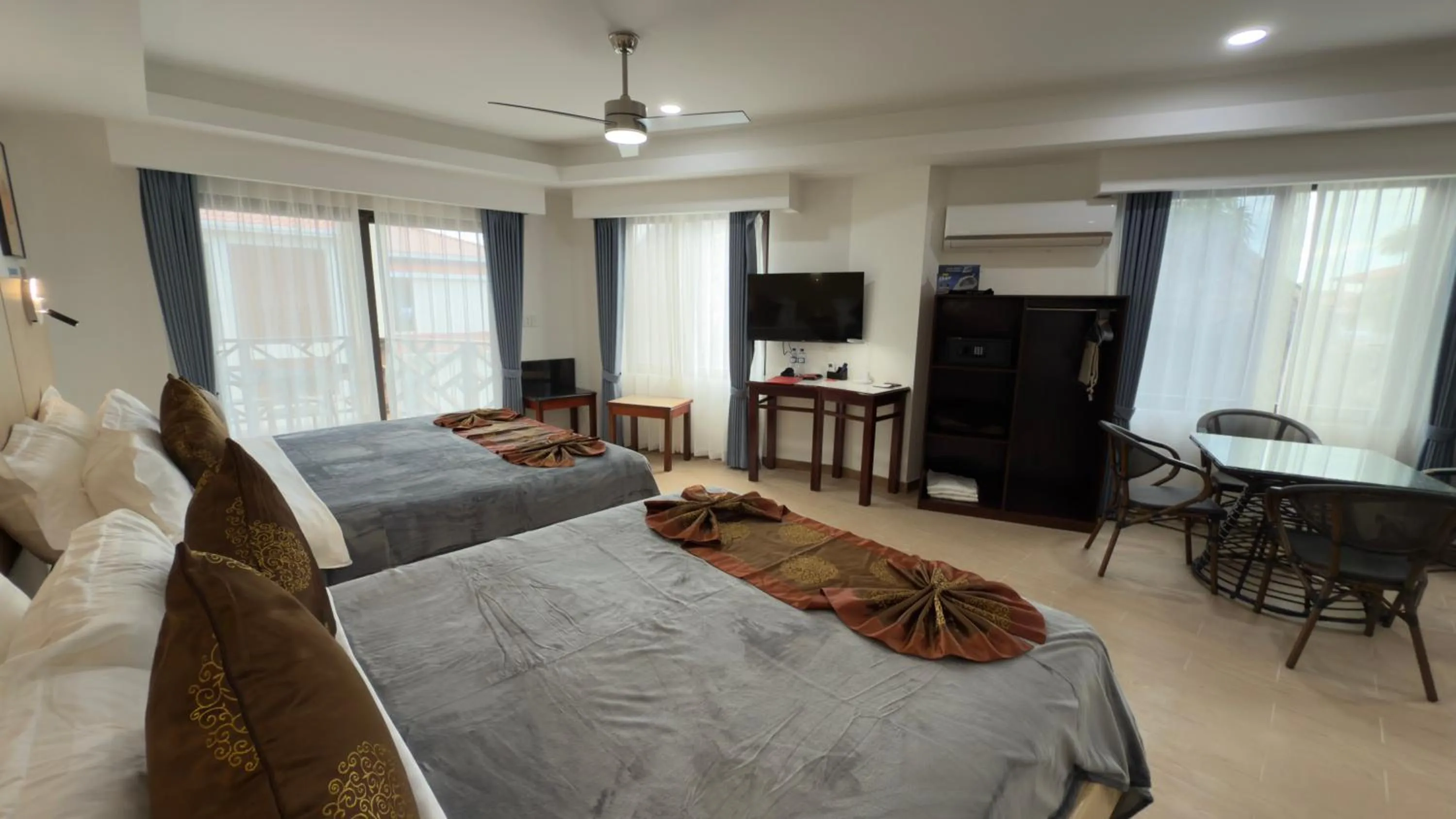 Photo of the whole room, Bed in Captain Morgan's Retreat