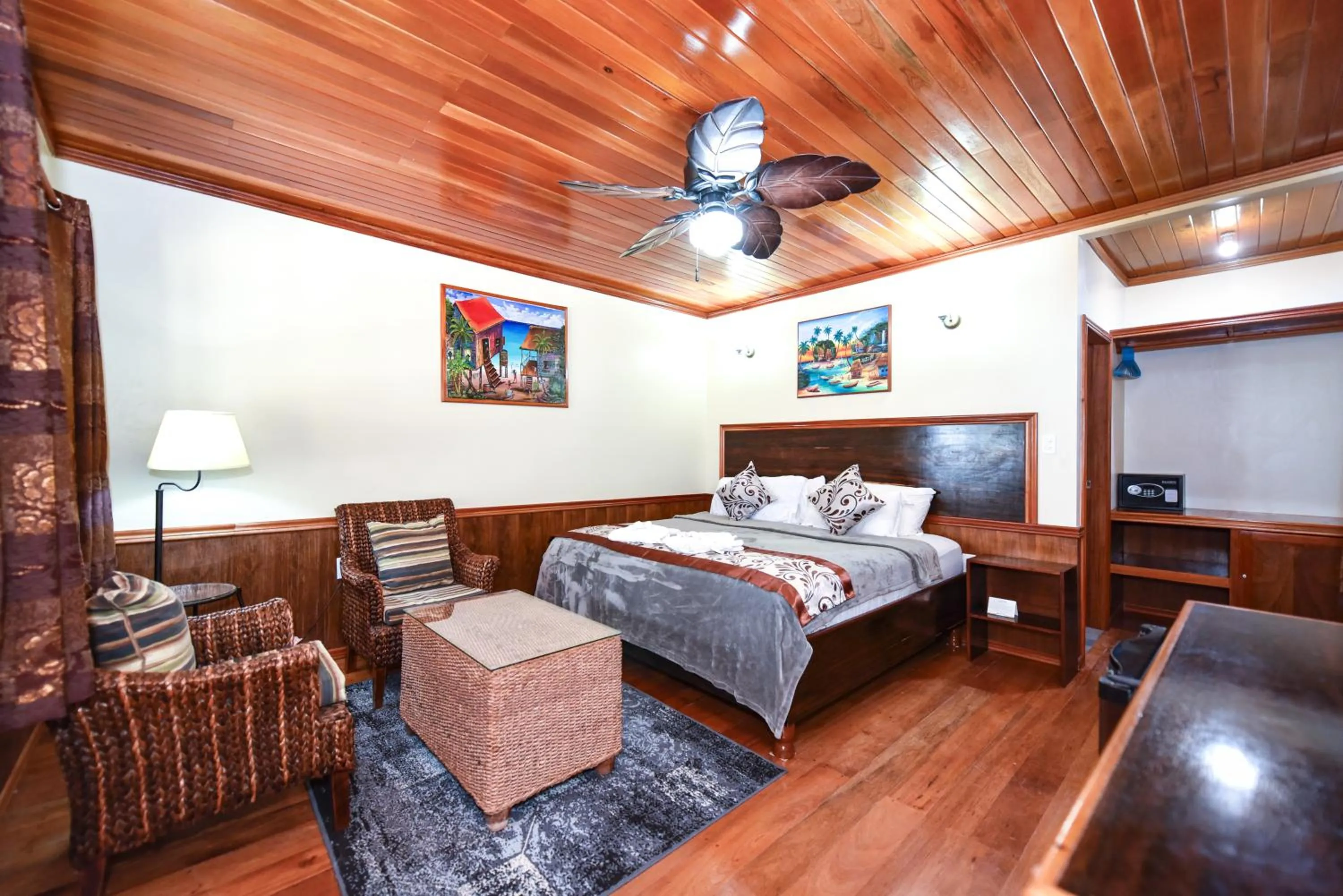 Photo of the whole room, Bed in Captain Morgan's Retreat