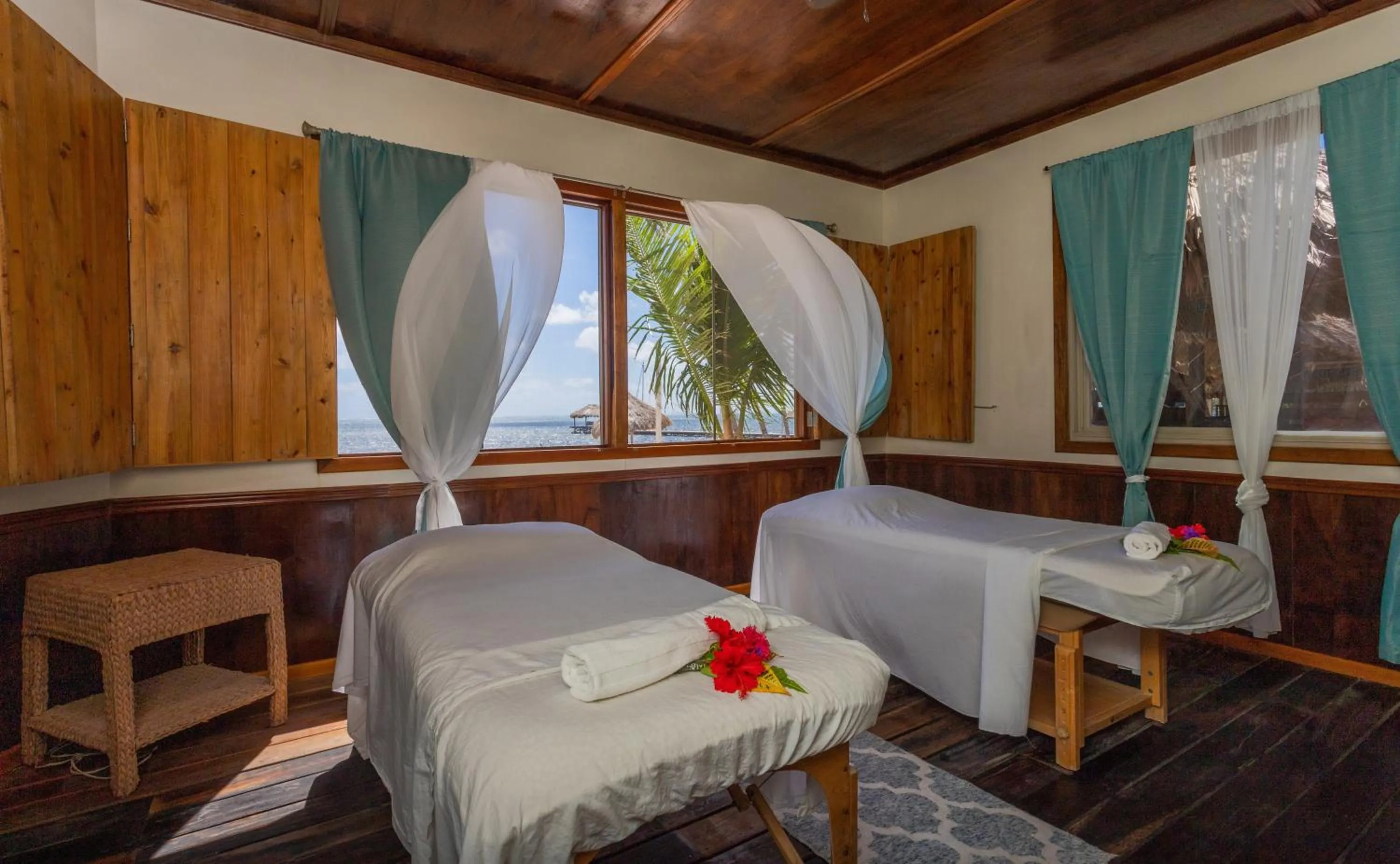 Photo of the whole room, Bed in Captain Morgan's Retreat