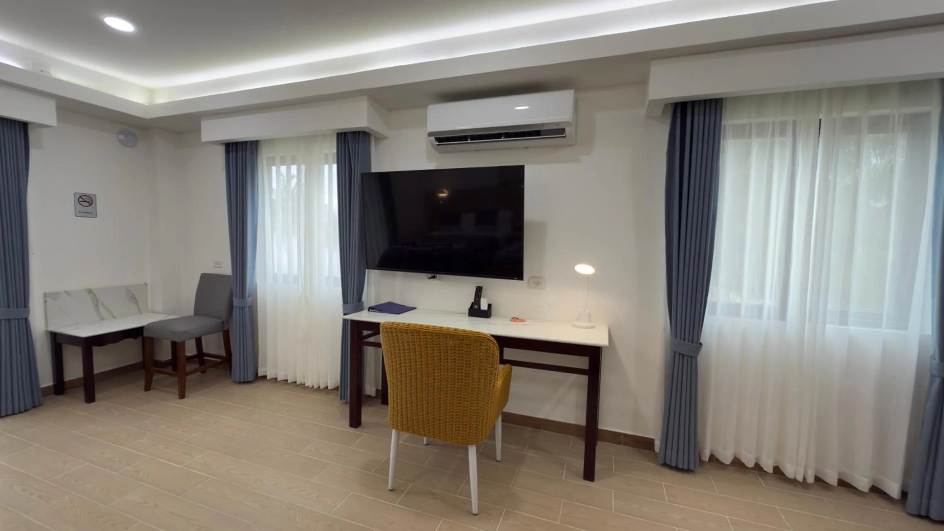 TV and multimedia in Captain Morgan's Retreat