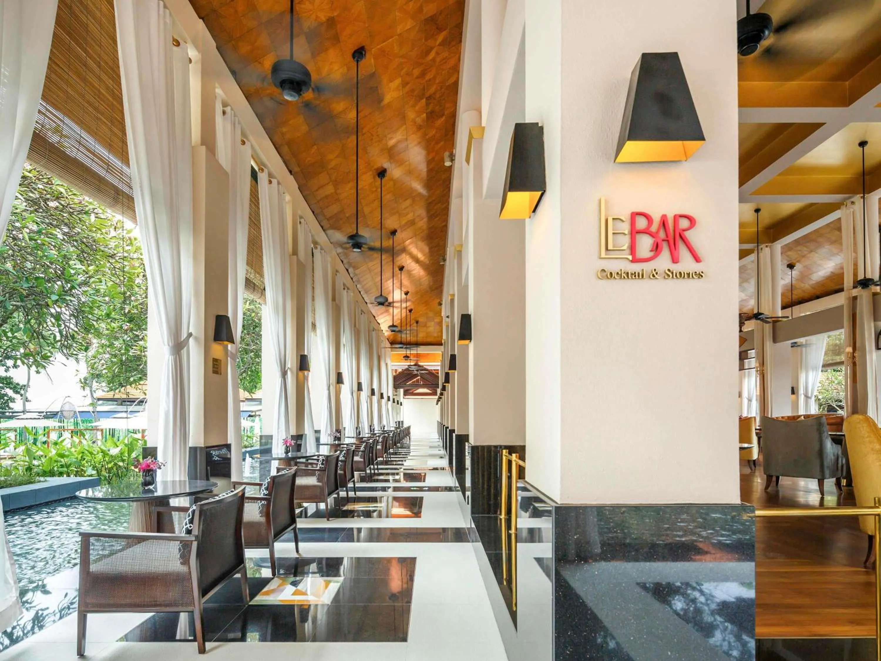 Lounge or bar in Sofitel Singapore Sentosa