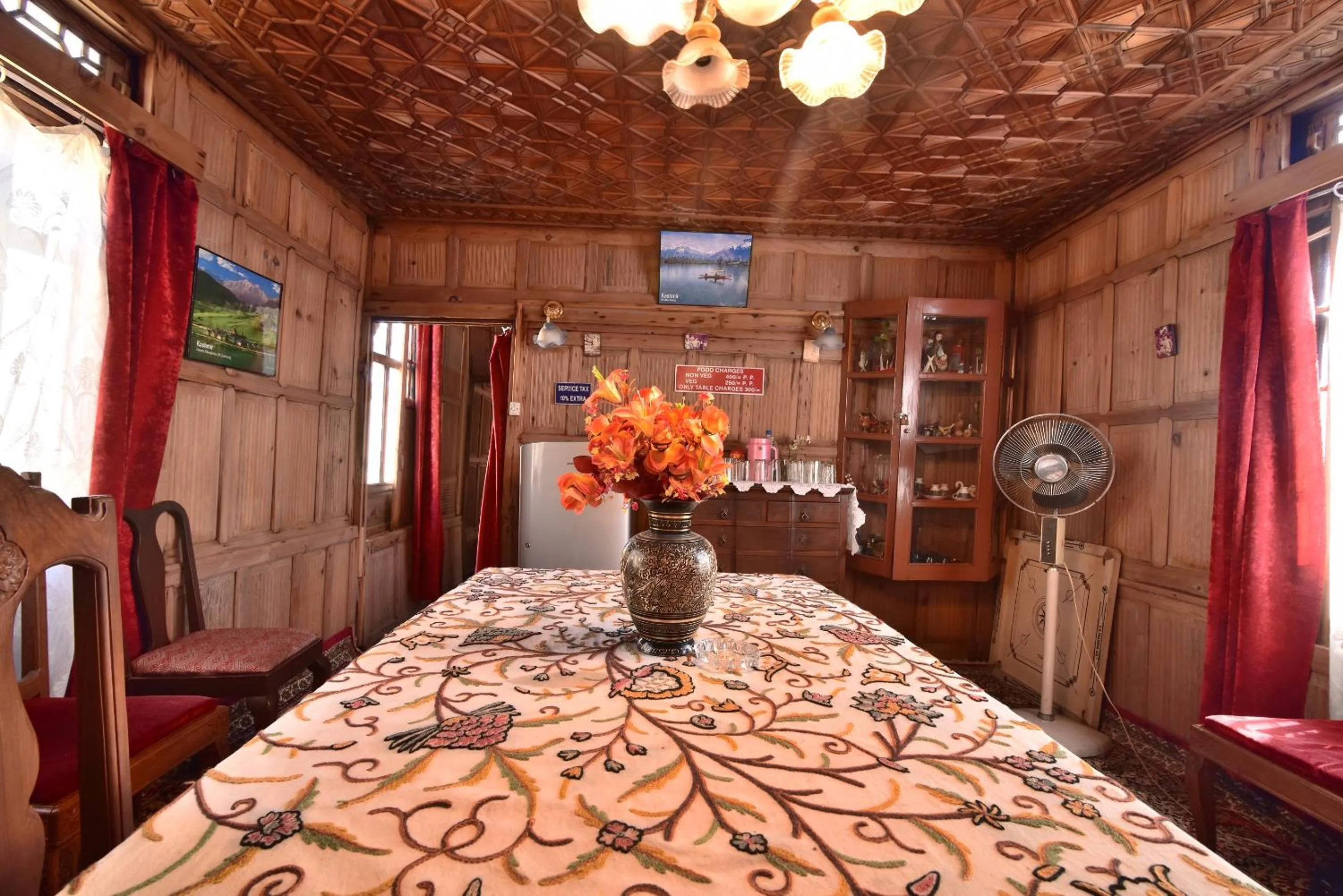 Dining area in Golden Hopes Group of Houseboats
