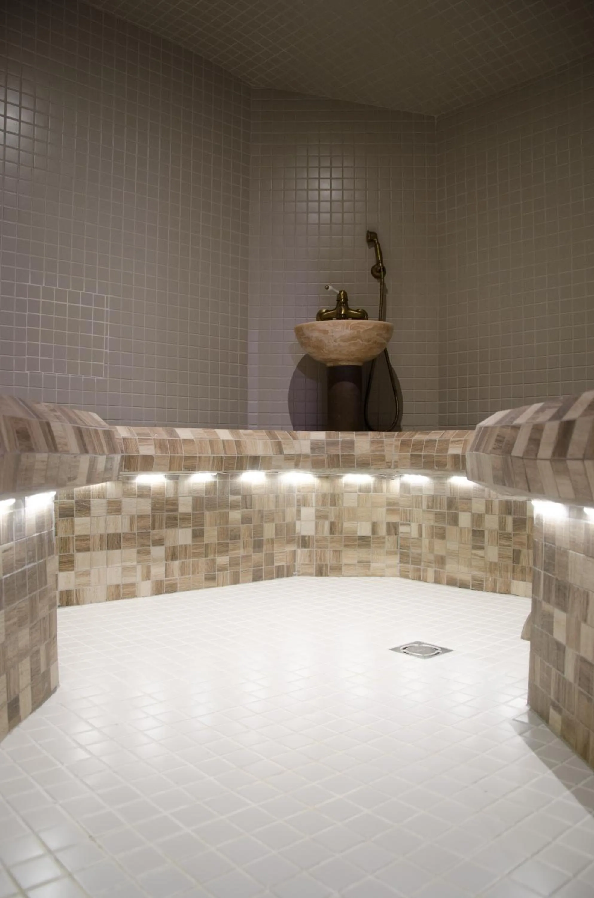 Steam room in Pine Resort