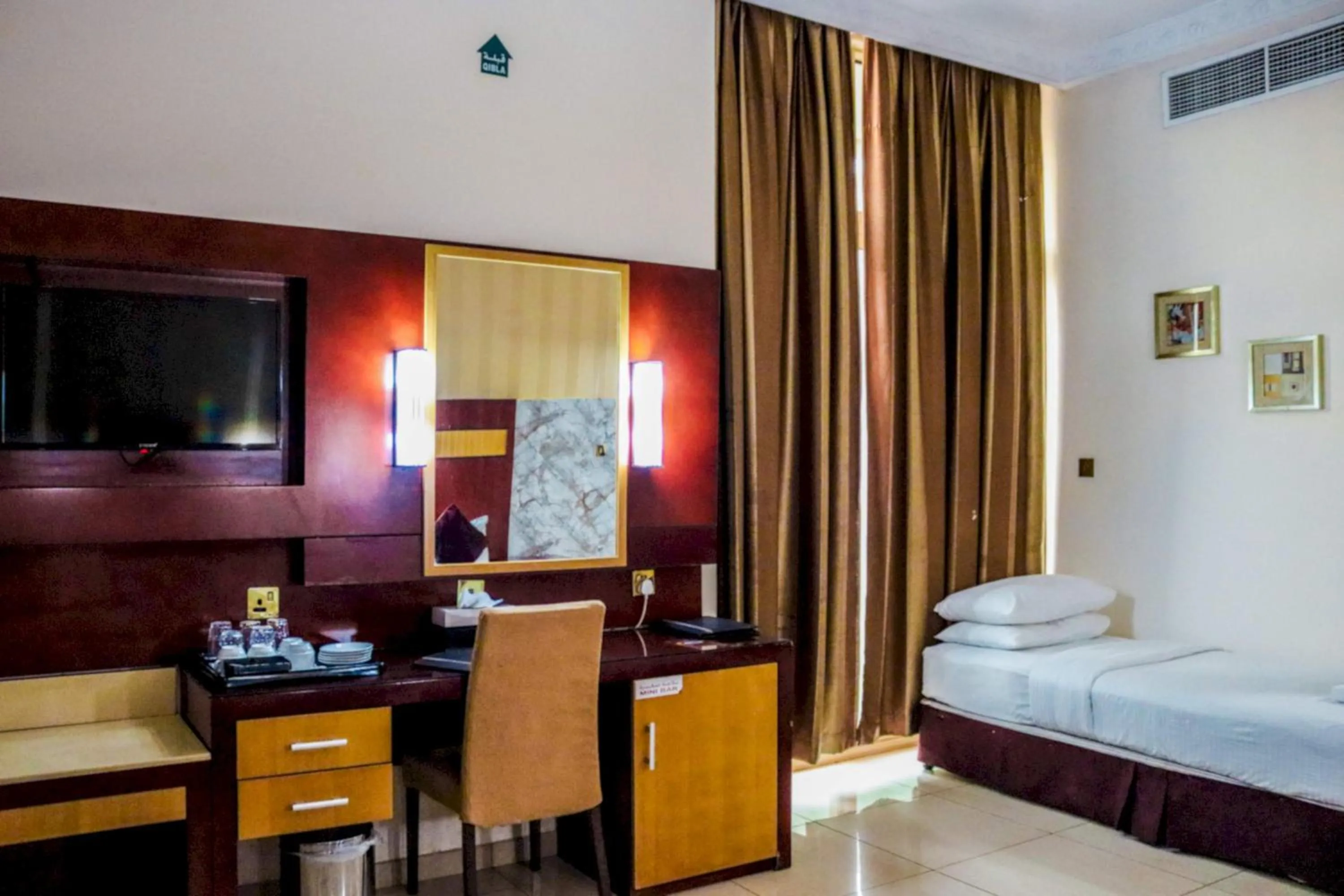 Photo of the whole room, Bed in Phoenix Hotel Dubai