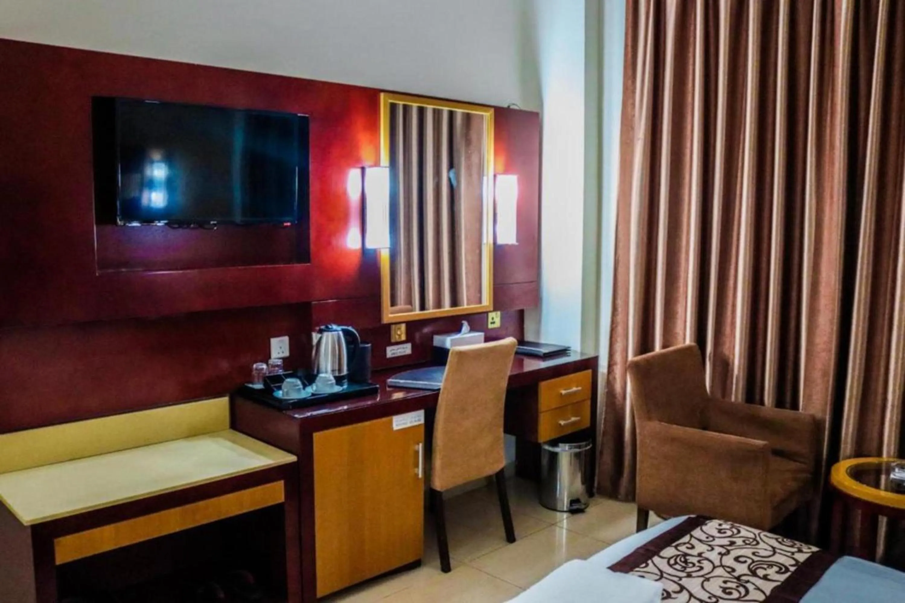 TV and multimedia, Bed in Palette Phoenix Hotel