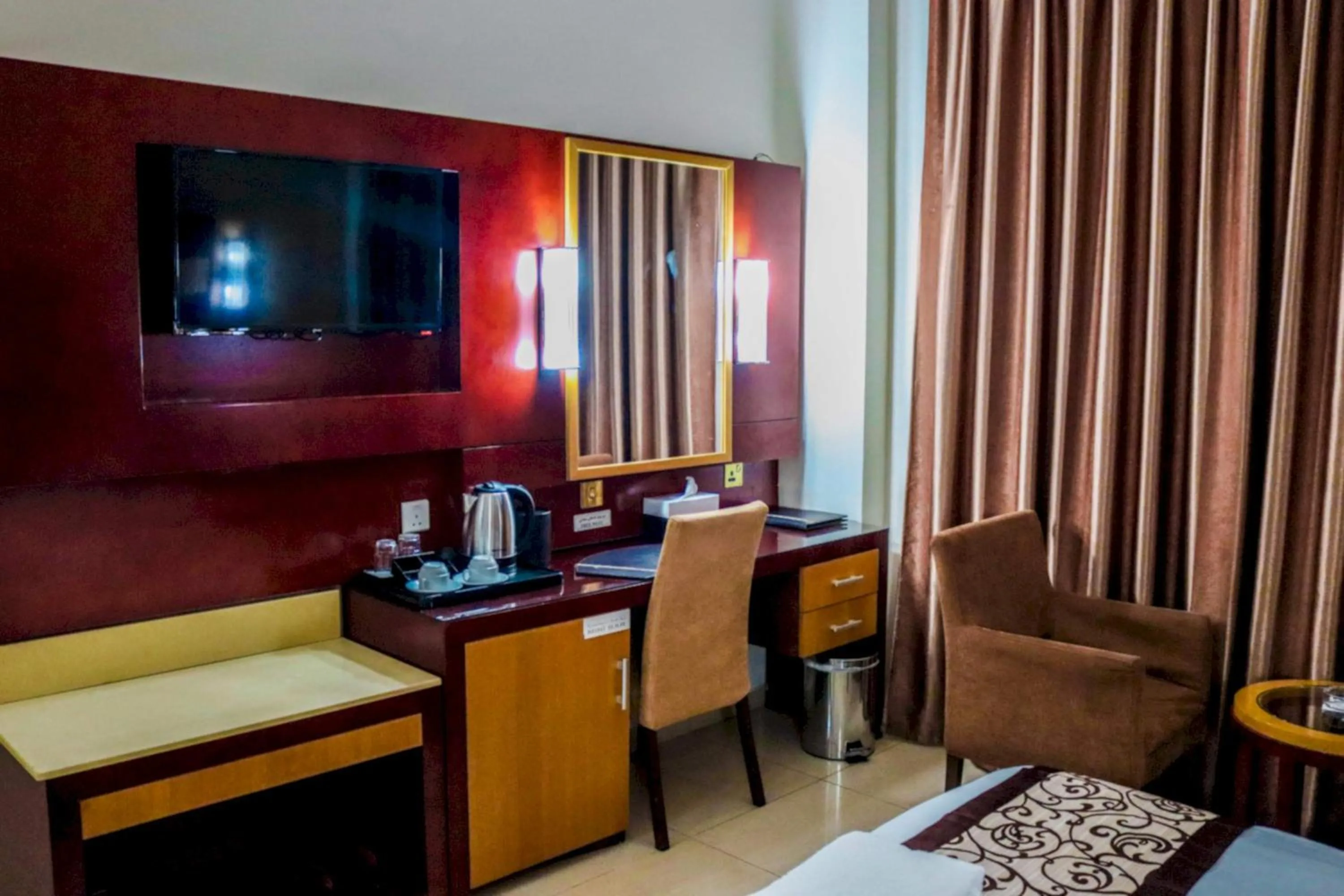 Photo of the whole room, Bed in Phoenix Hotel Dubai