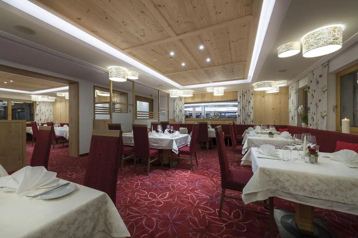 Dining area in Das Schiff in den Bergen