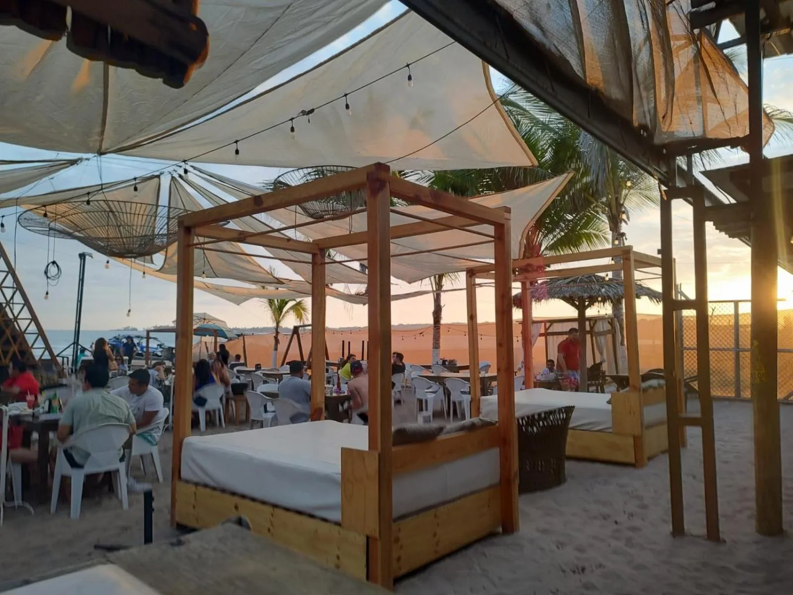 Restaurant/places to eat, Bed in BAOS