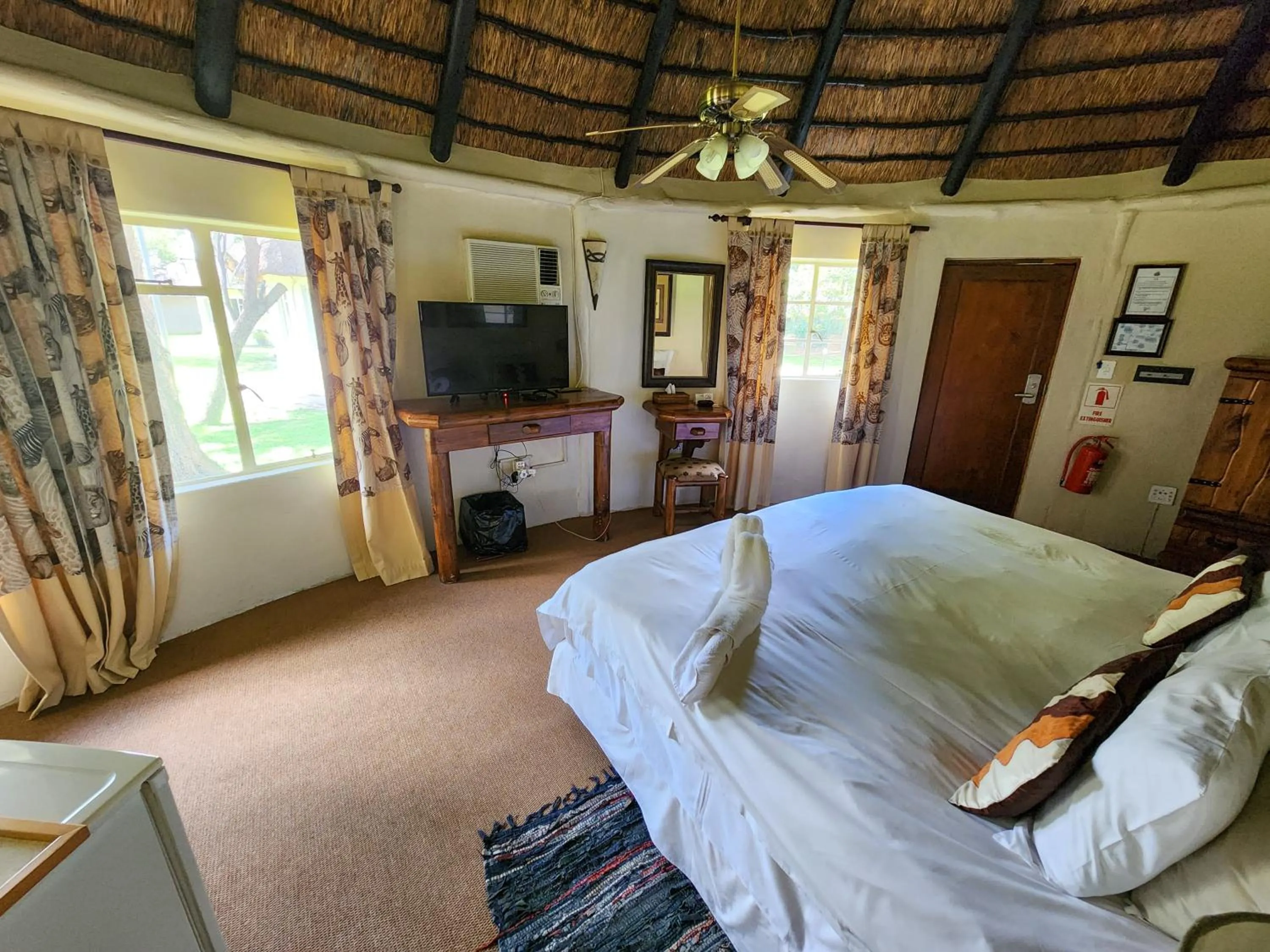 Communal lounge/ TV room, Bed in Ditholo Game Lodge Bela Bela