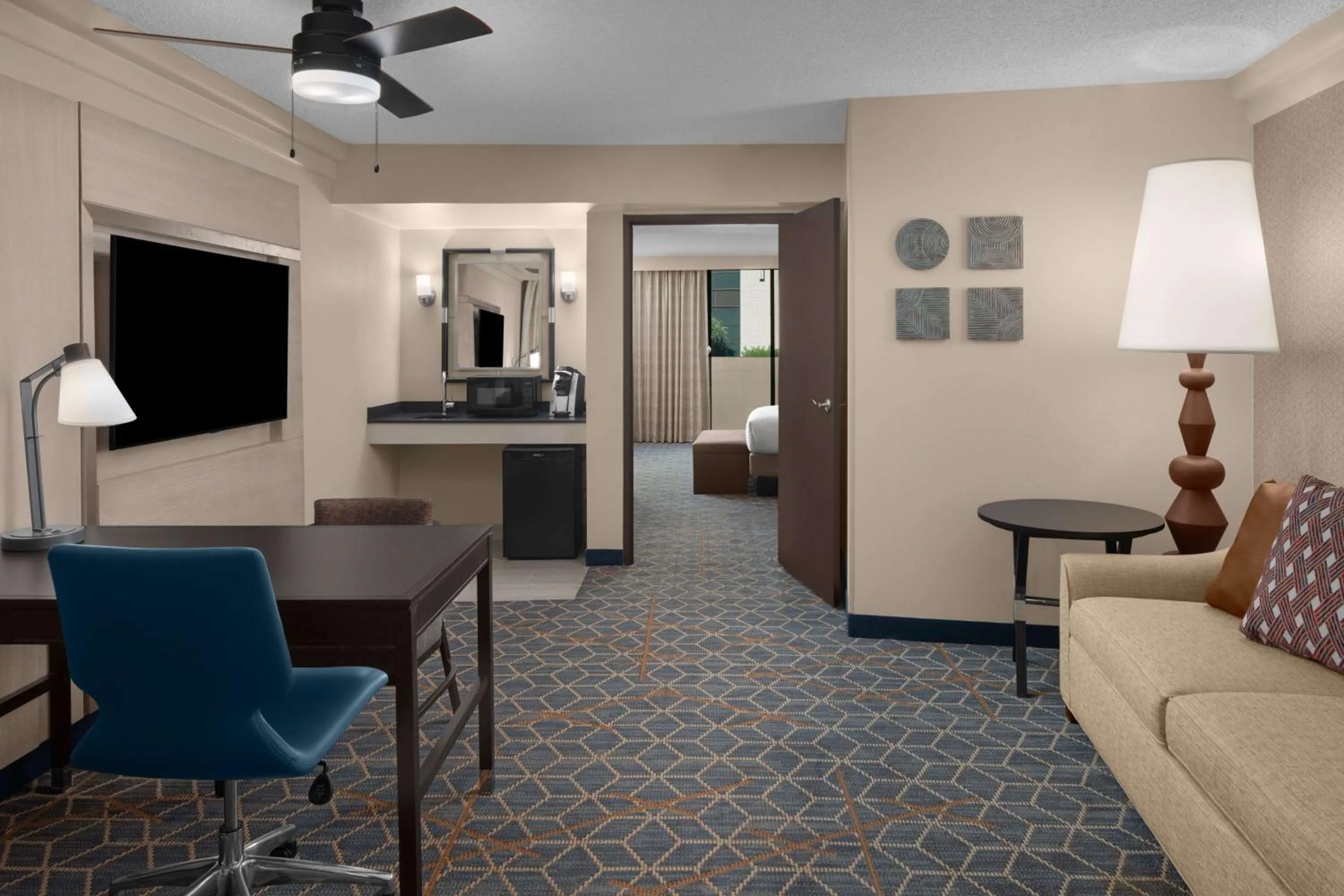 Living room in Embassy Suites by Hilton Phoenix Biltmore