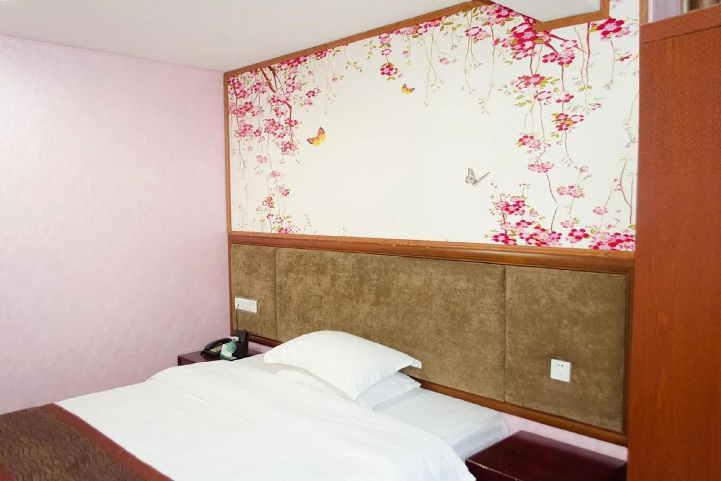 Photo of the whole room, Bed in Guangzhou JinTang Hotel