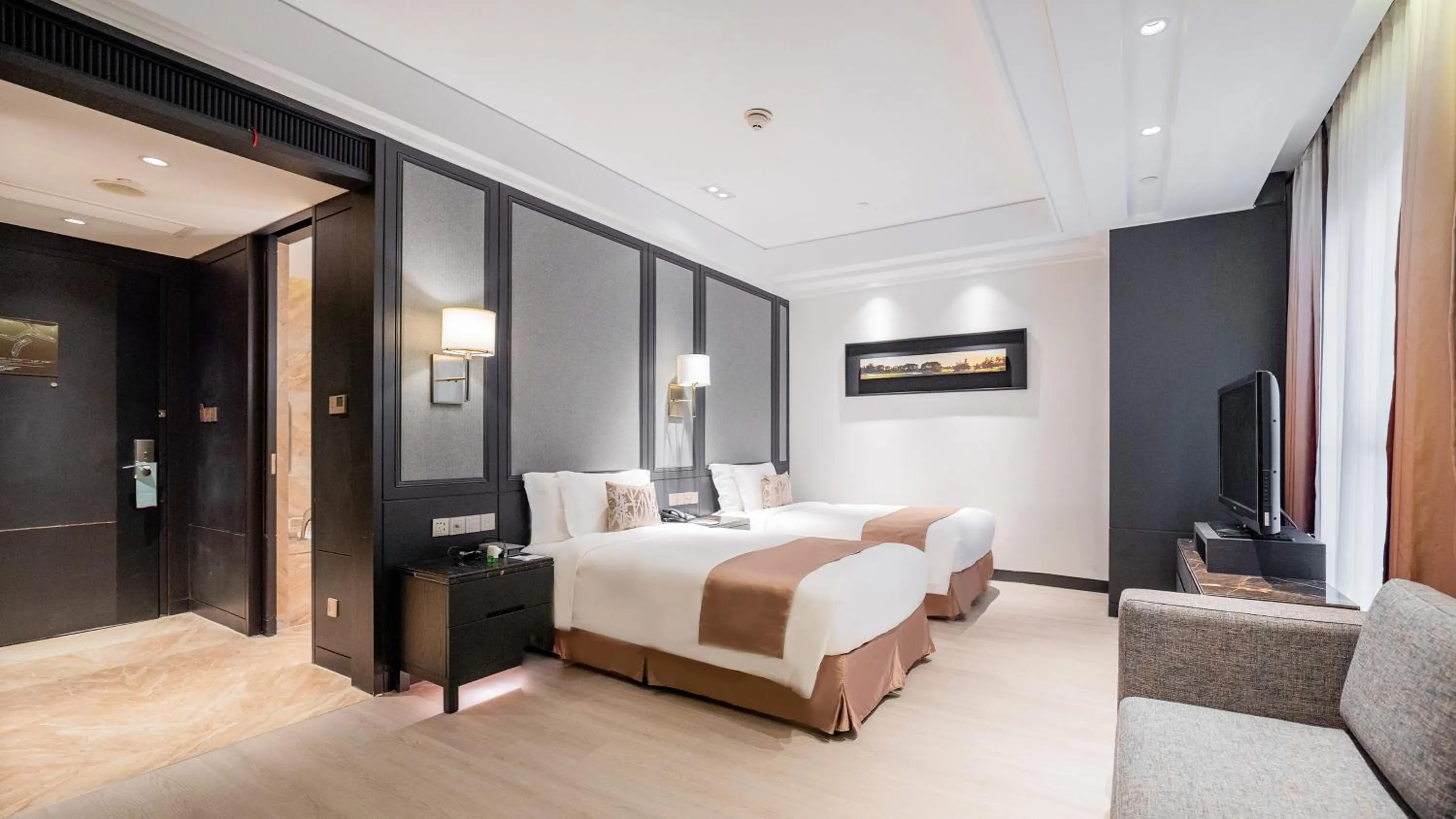 Photo of the whole room, Bed in Crowne Plaza Shanghai Anting, an IHG Hotel