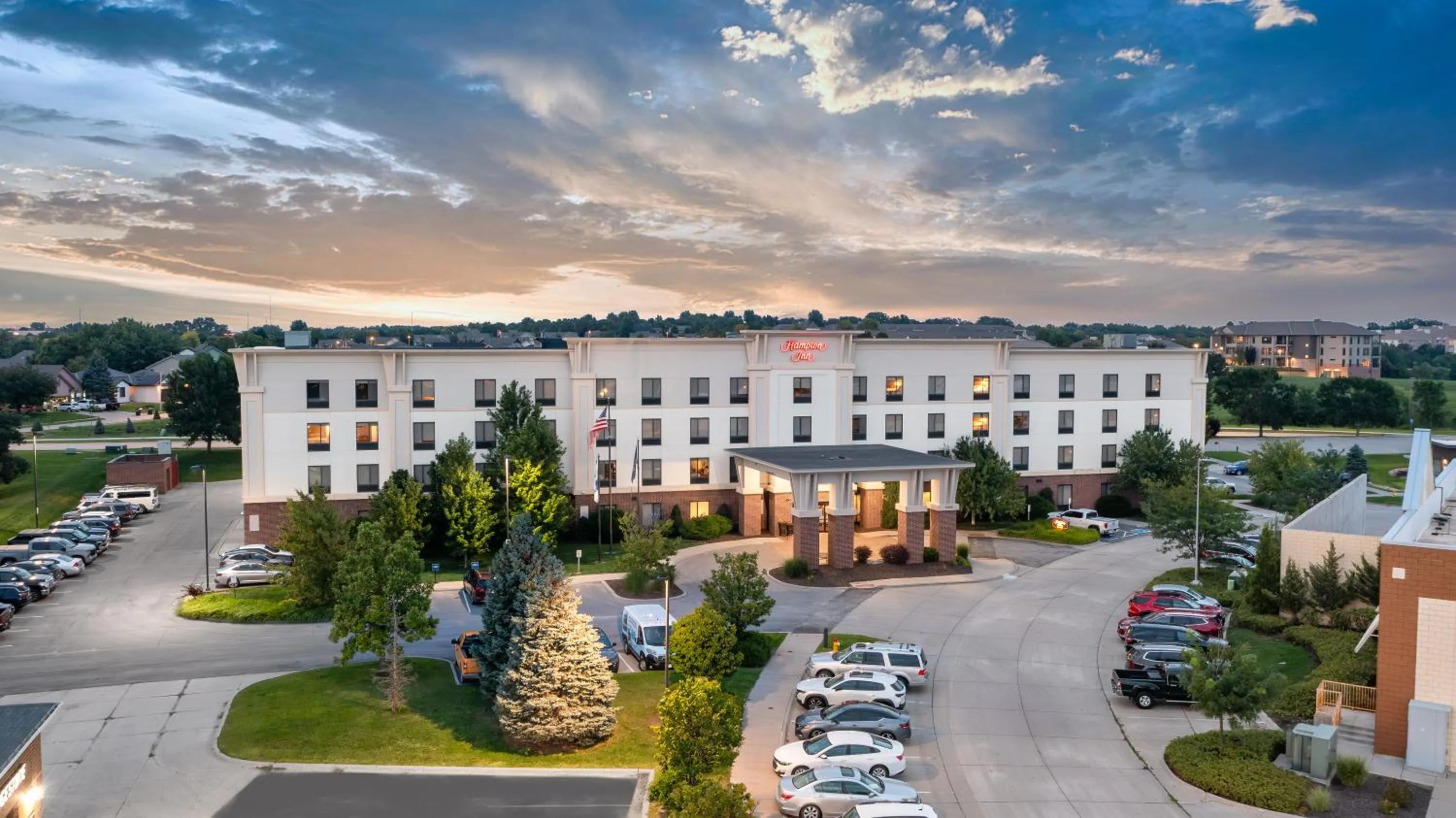 Property building in Newly Renovated Hampton Inn Omaha West Lakeside