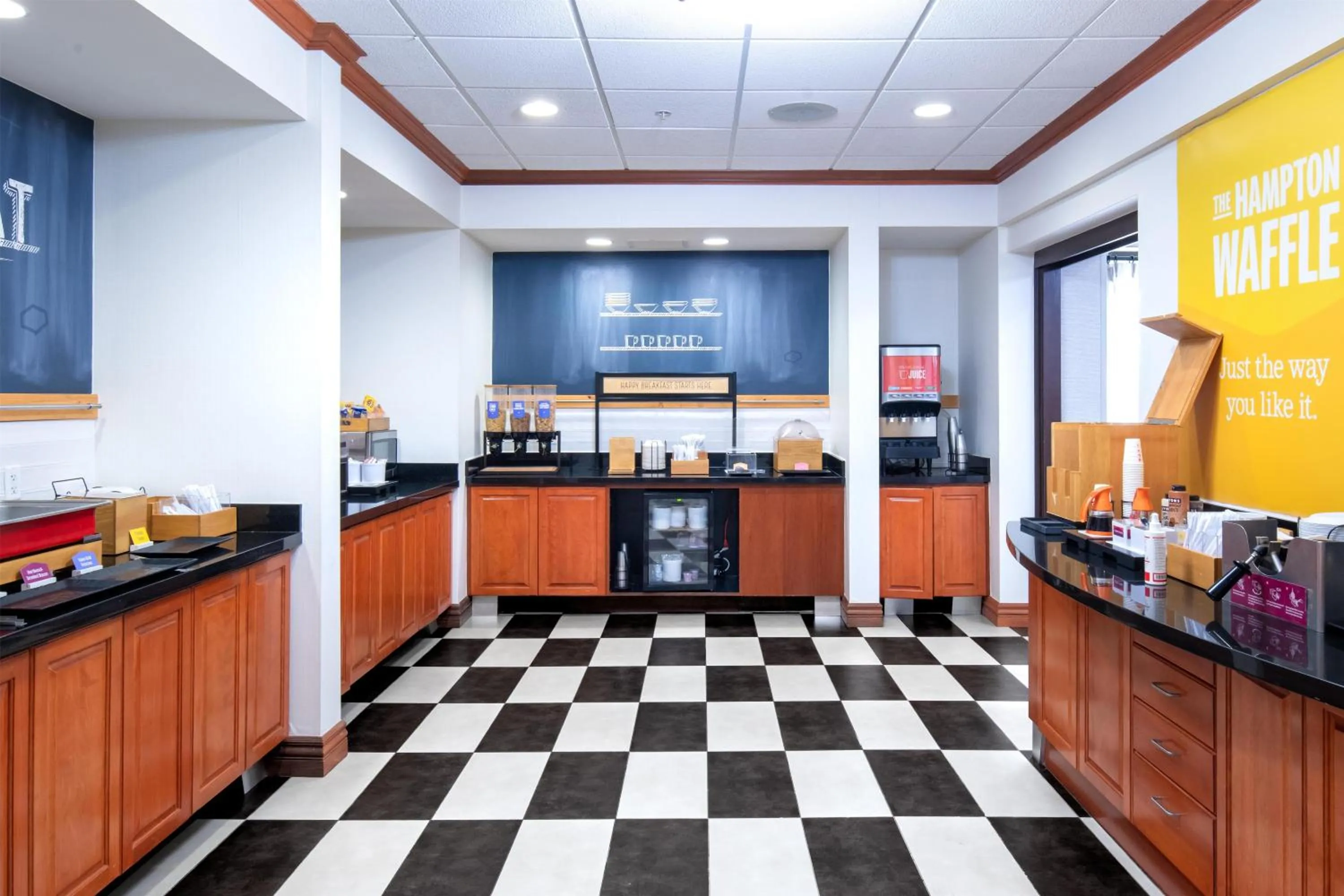 Breakfast in Newly Renovated Hampton Inn Omaha West Lakeside