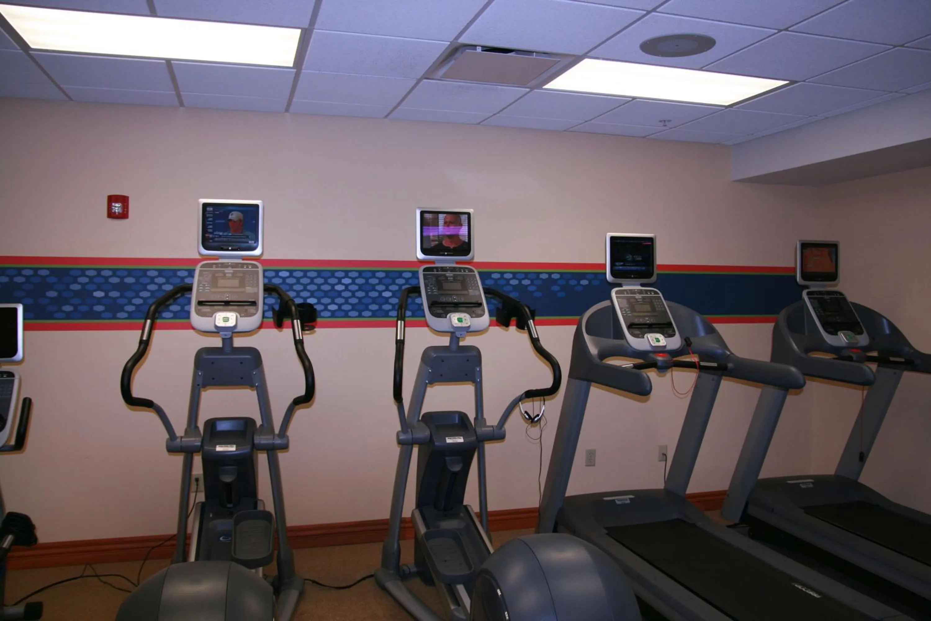 Fitness centre/facilities in Newly Renovated Hampton Inn Omaha West Lakeside