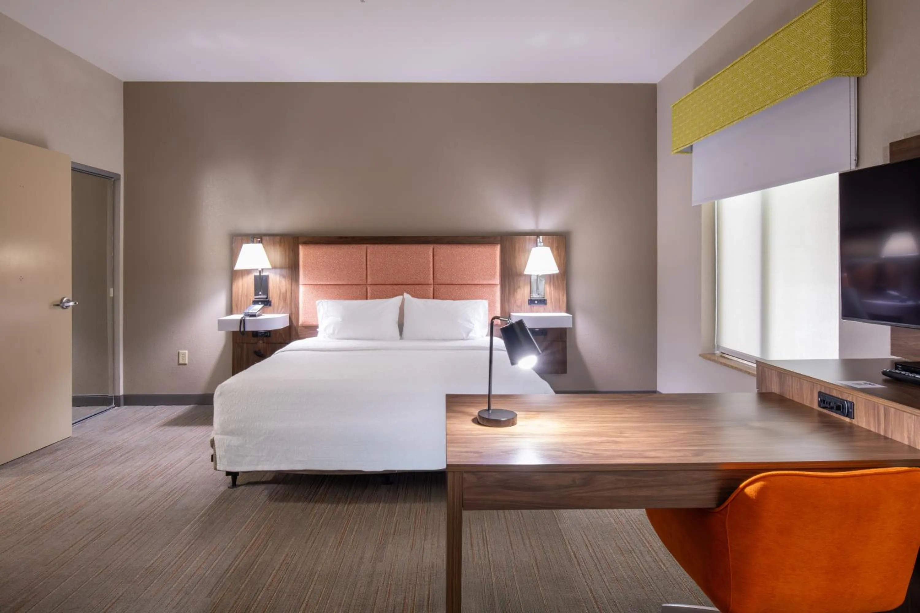 Bedroom, Bed in Newly Renovated Hampton Inn Omaha West Lakeside