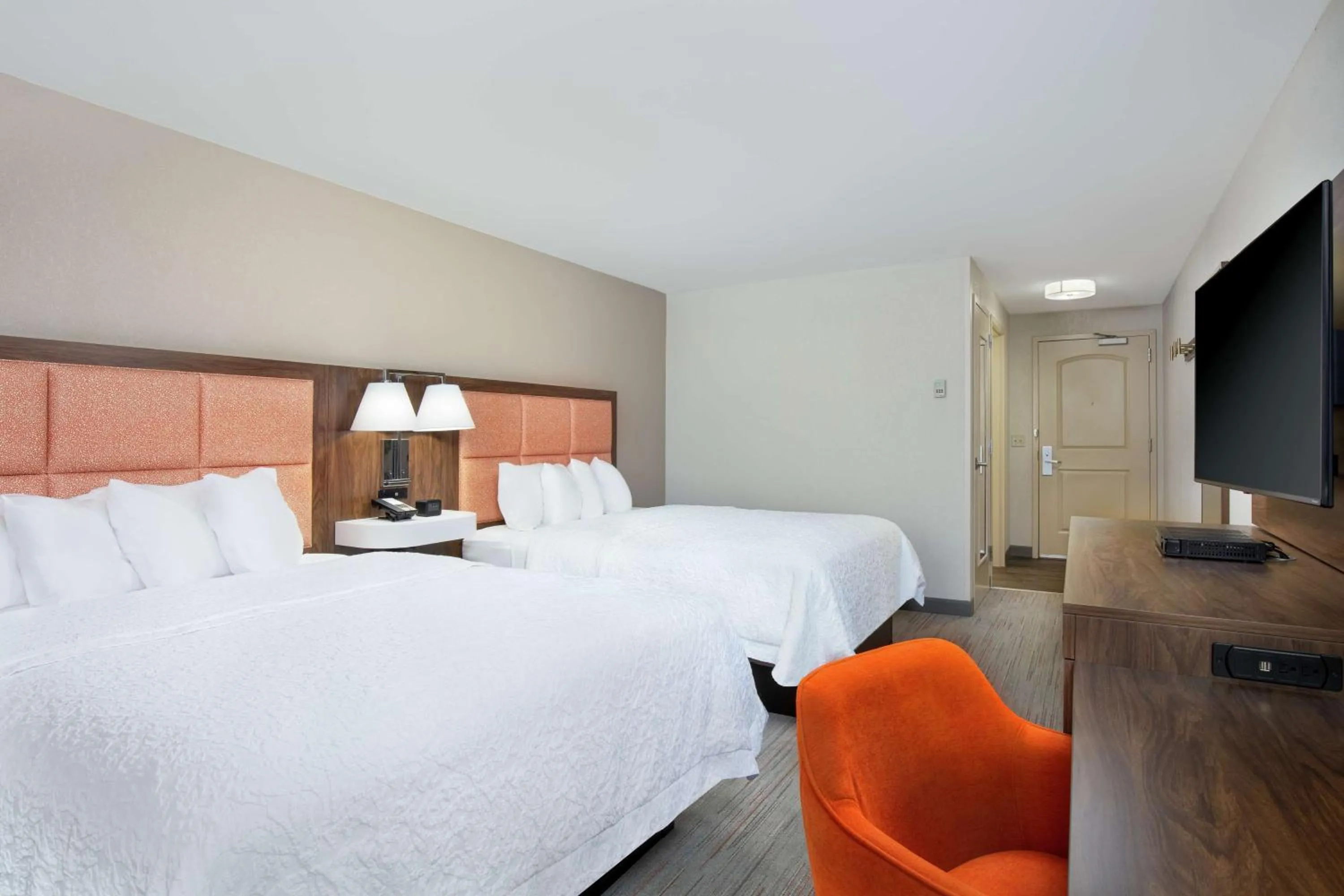 Photo of the whole room, Bed in Newly Renovated Hampton Inn Omaha West Lakeside