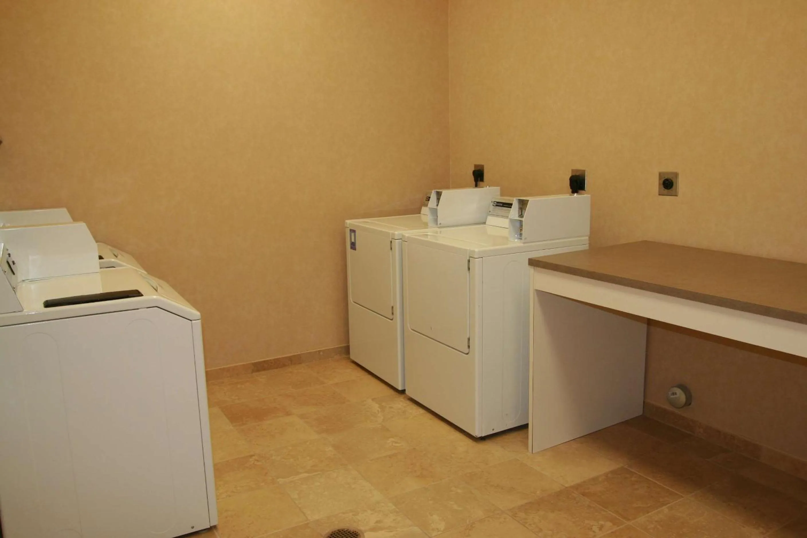 Property building in Newly Renovated Hampton Inn Omaha West Lakeside