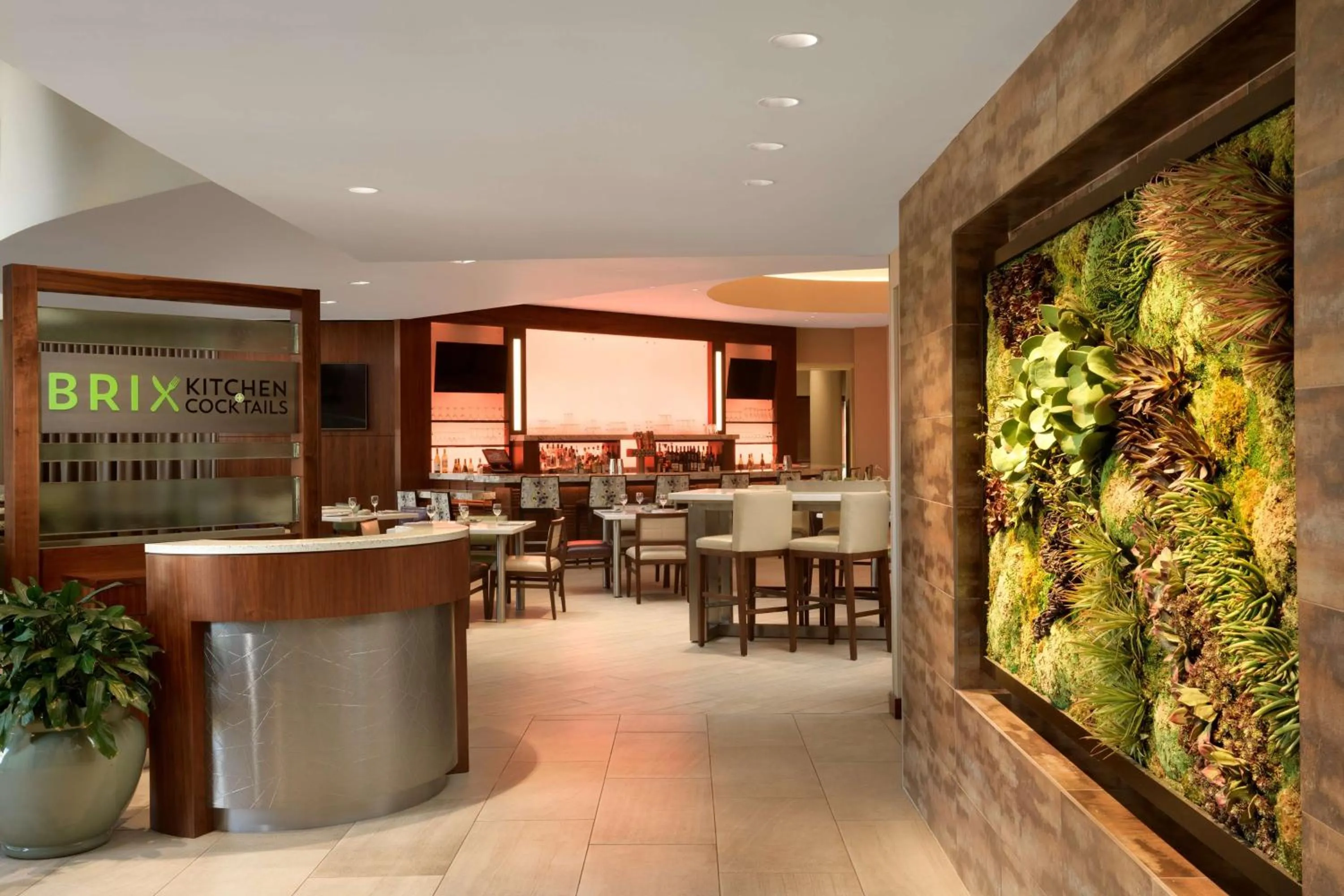 Restaurant/places to eat in DoubleTree Suites by Hilton Phoenix