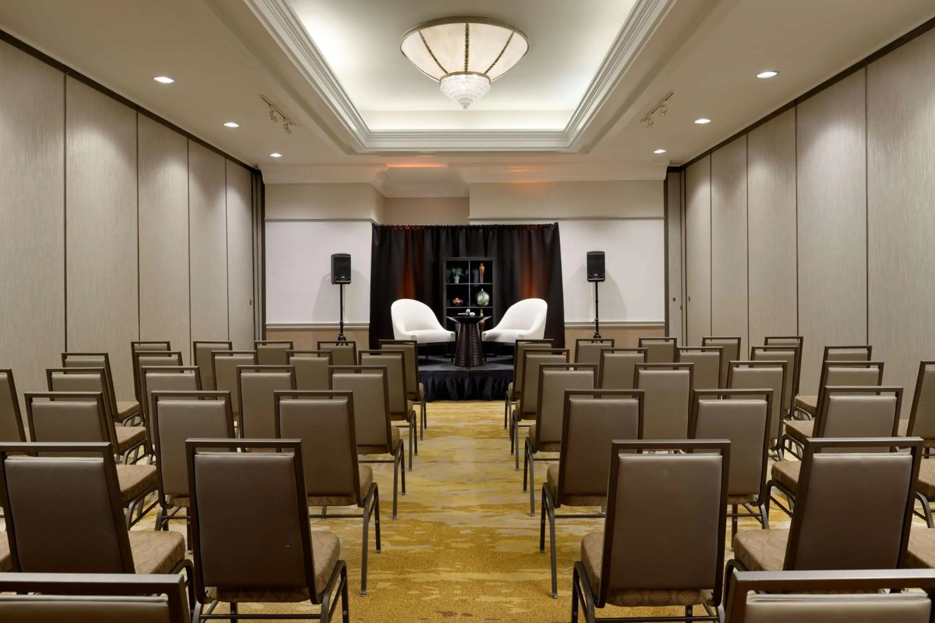 Meeting/conference room in DoubleTree Suites by Hilton Phoenix