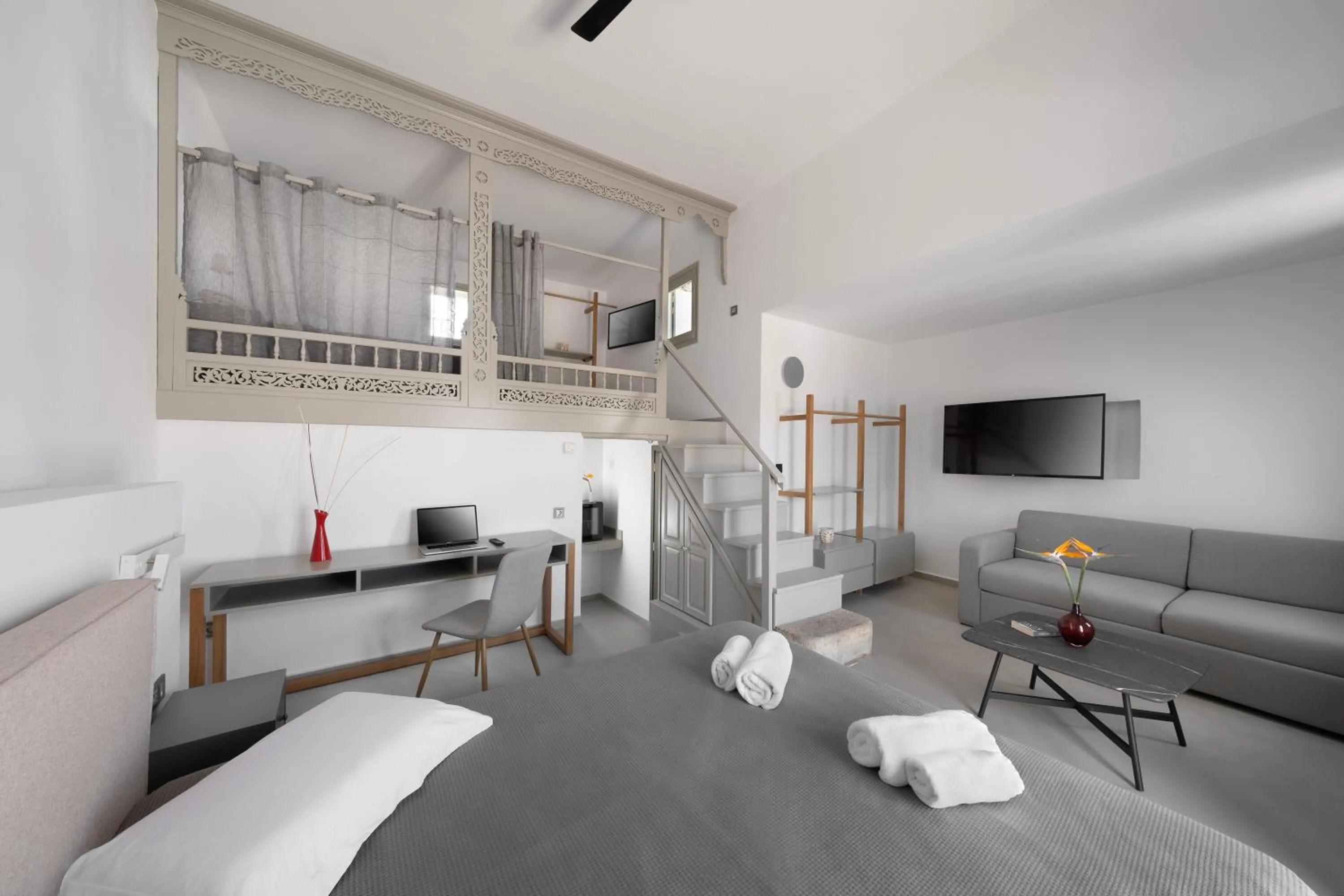 TV and multimedia in Hotel Nefeli