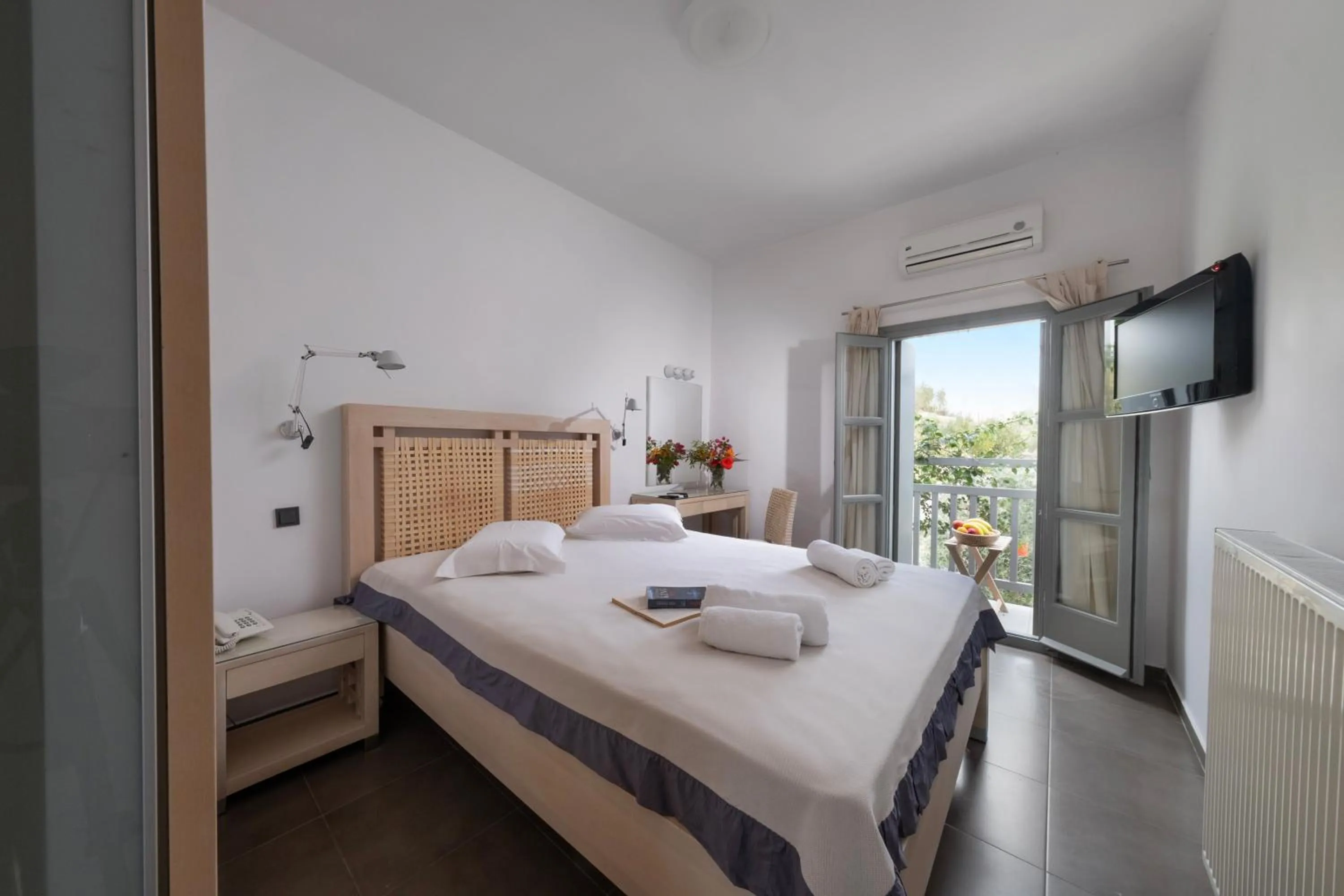 TV and multimedia in Hotel Nefeli