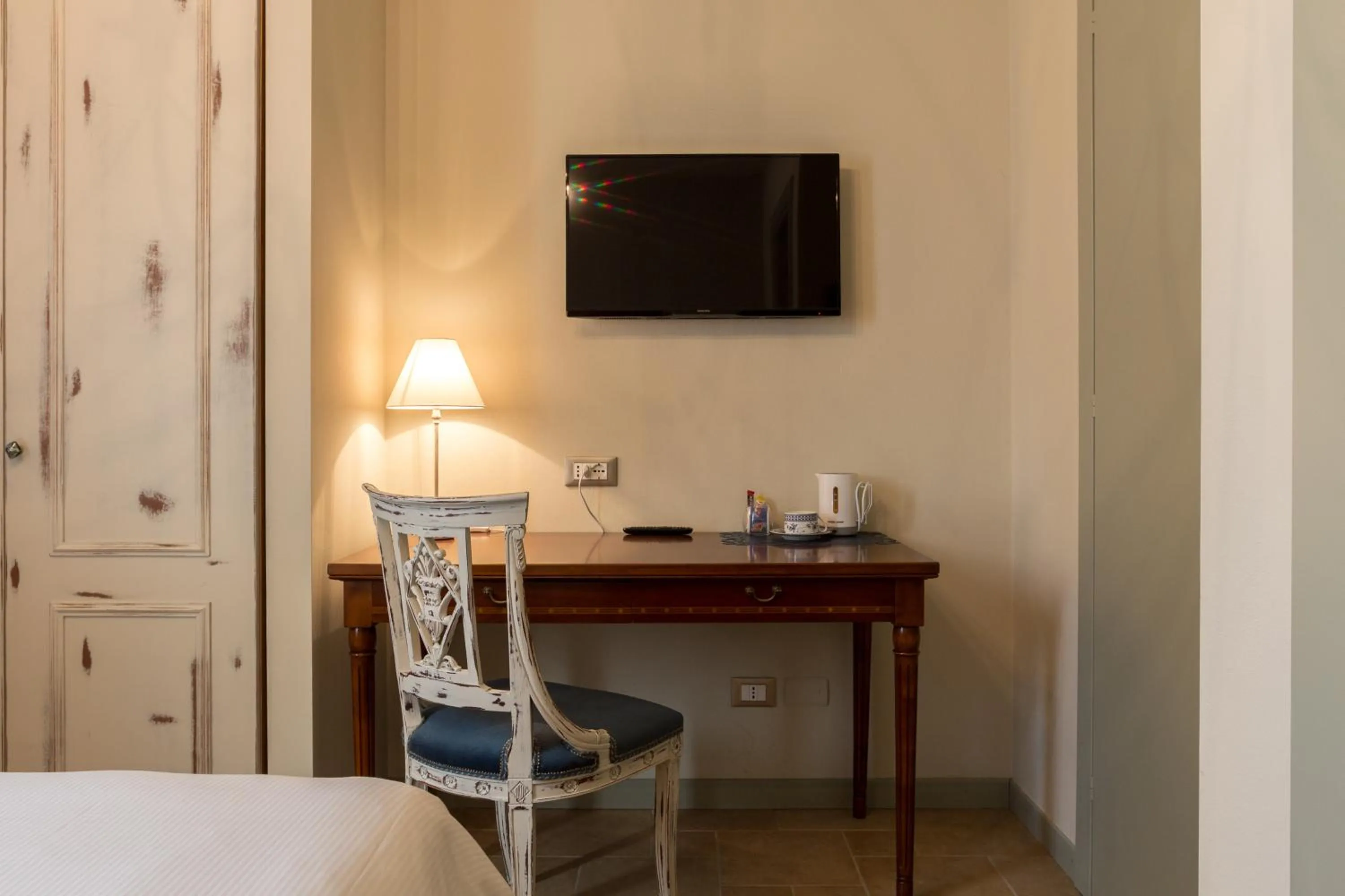 Photo of the whole room, Bed in La Maison De Vì