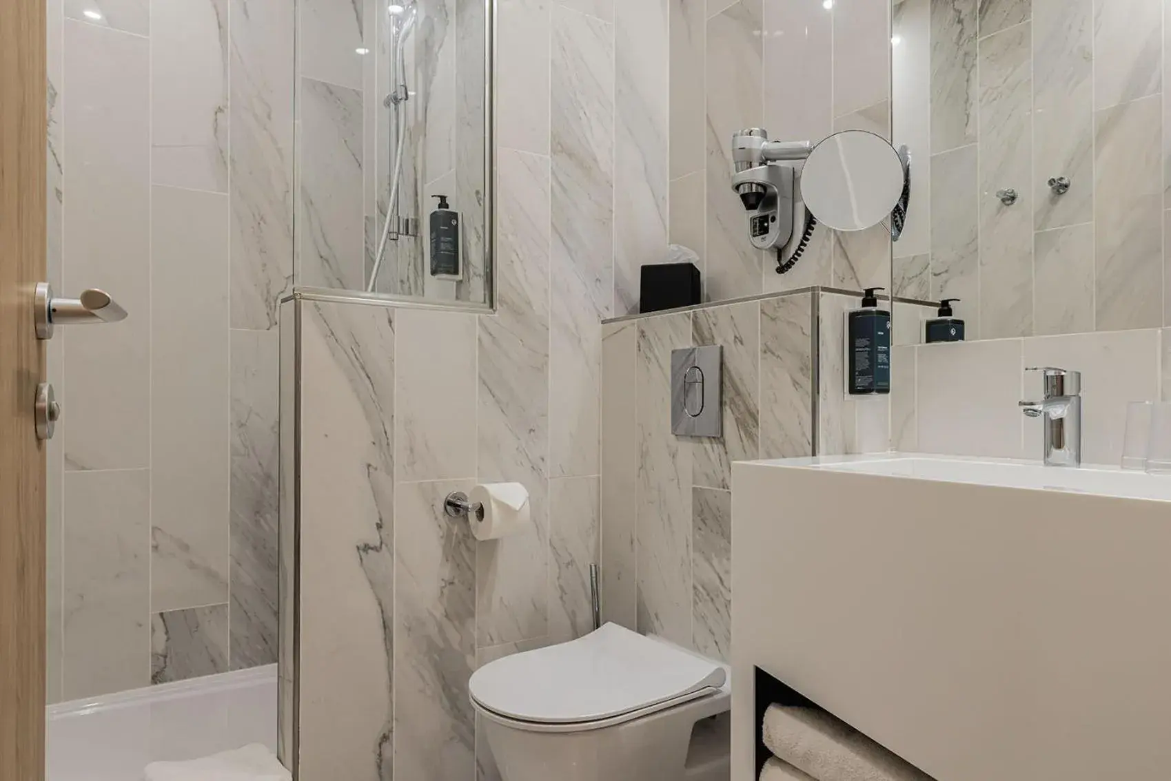 Family triple room in Best Western Plus Comedie Saint Roch Family triple room in Best Western Plus Comedie Saint Roch