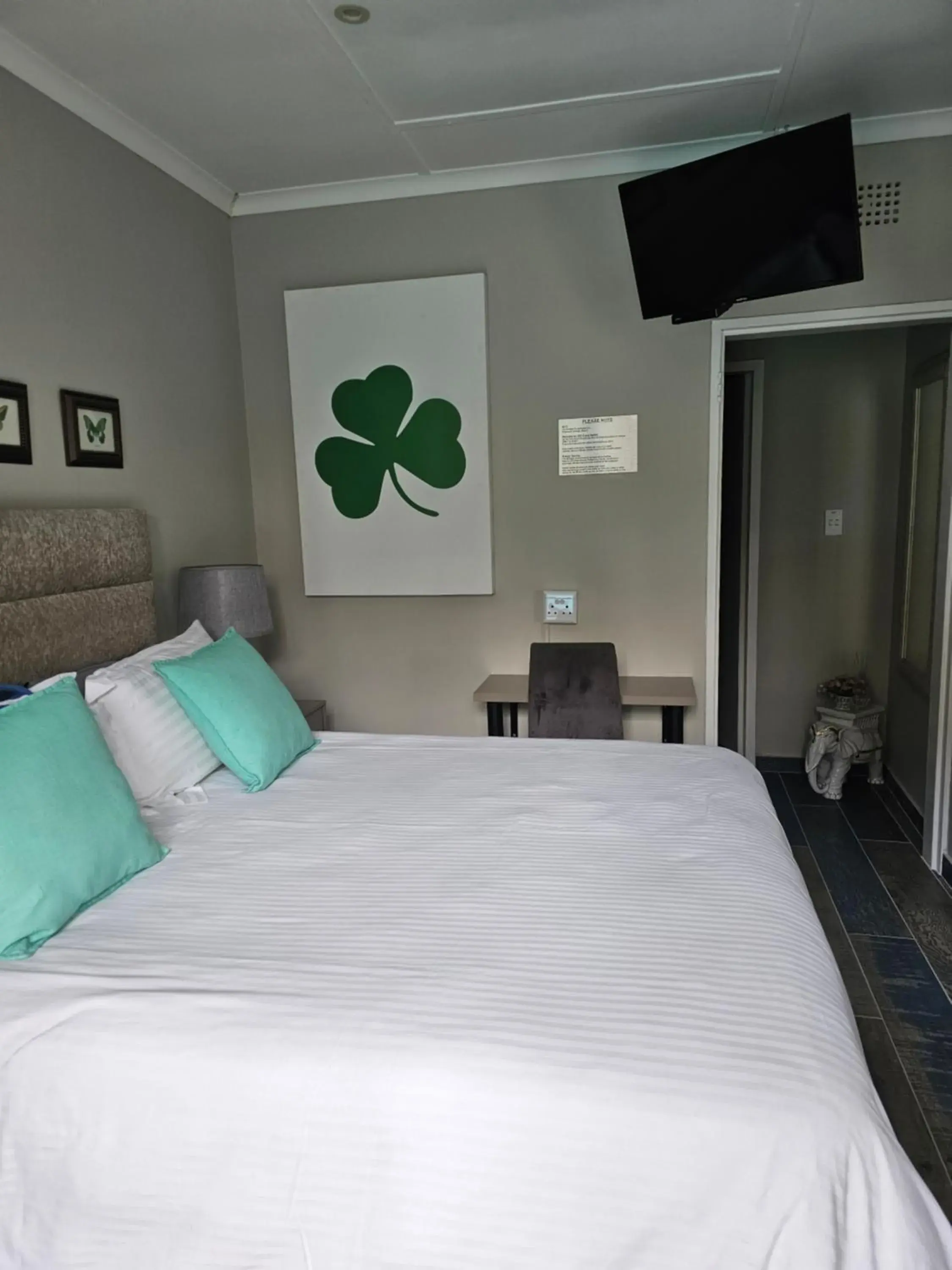 Deluxe Queen Room - single occupancy in The Armagh Guesthouse Deluxe Queen Room - single occupancy in The Armagh Guesthouse