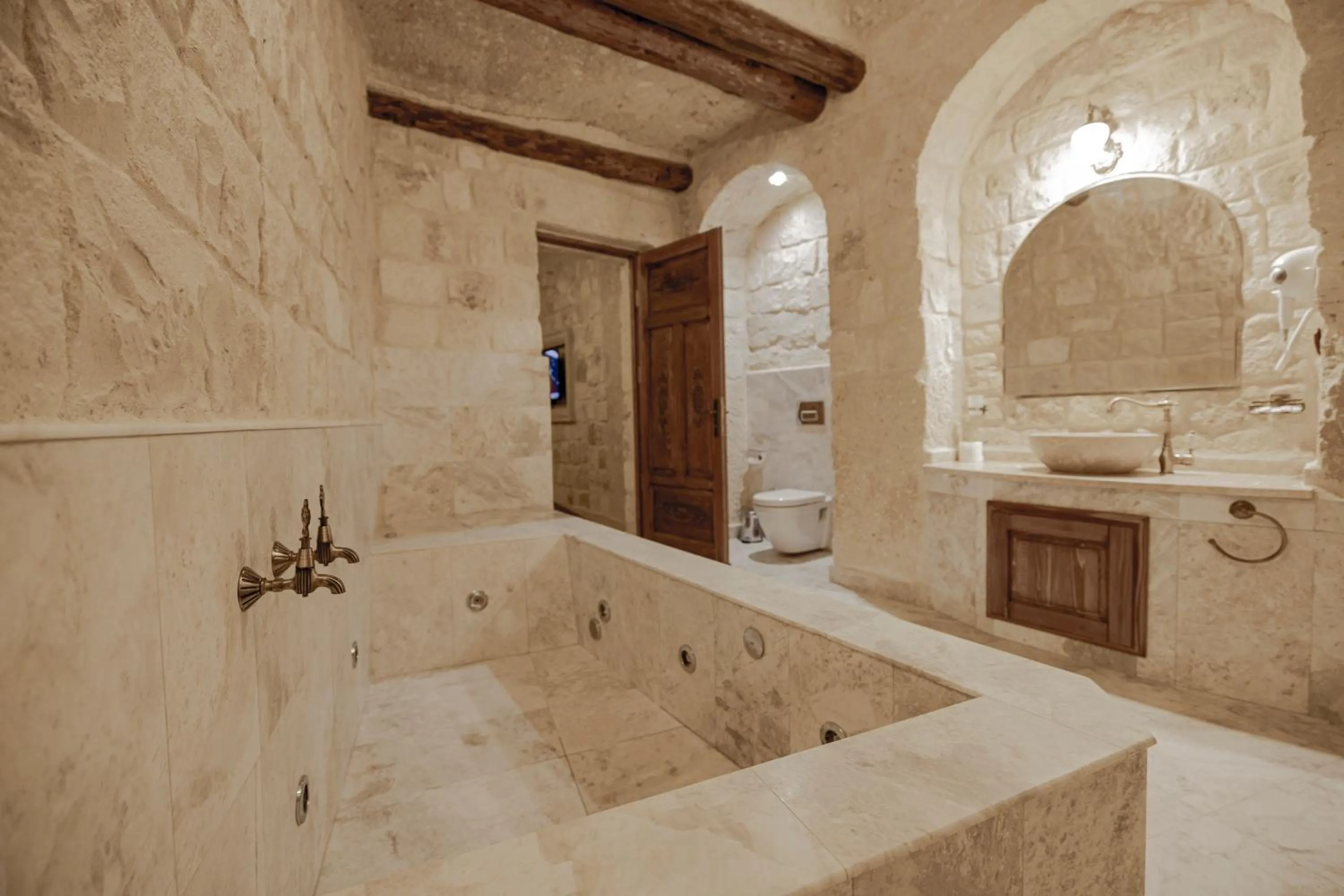 Shower in Kemerhan Cave Suites