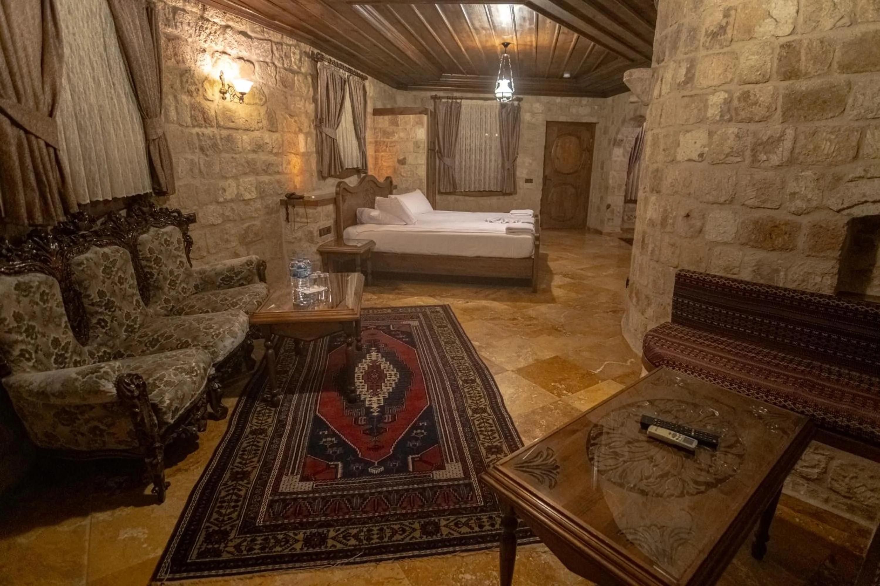 Seating area, Bed in Kemerhan Cave Suites