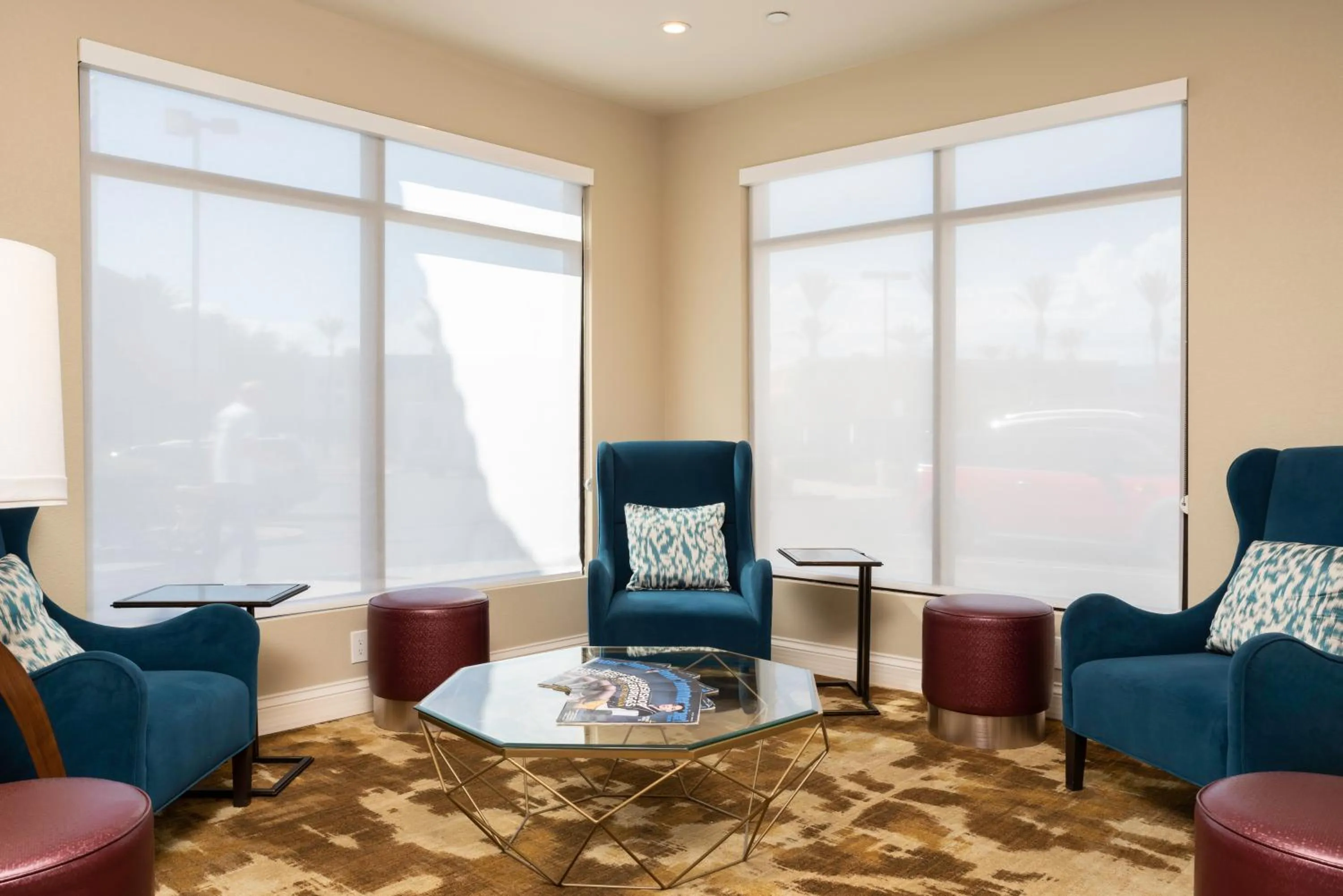 Seating area in Hilton Garden Inn Phoenix Airport