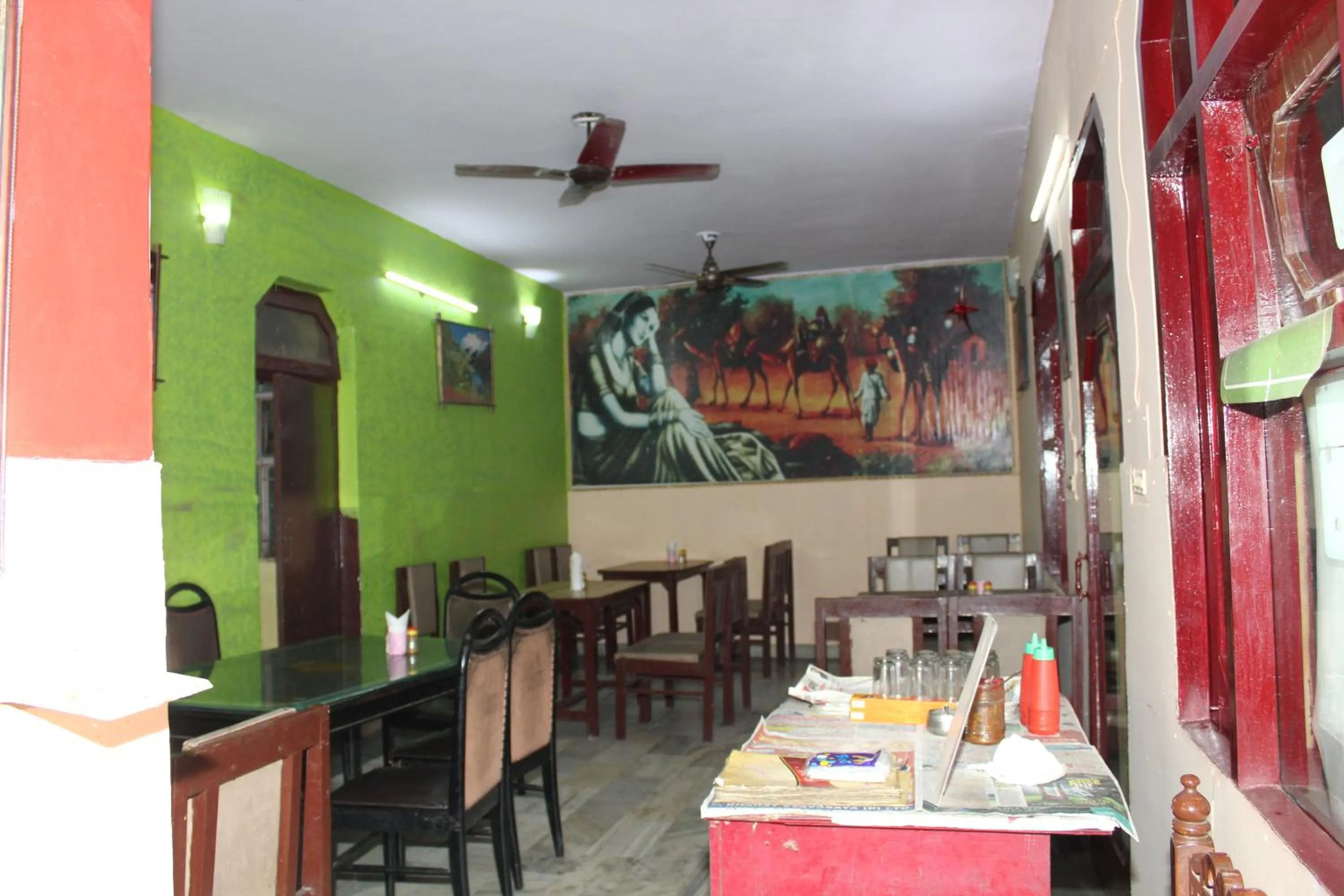 Restaurant/places to eat in Hotel Raj