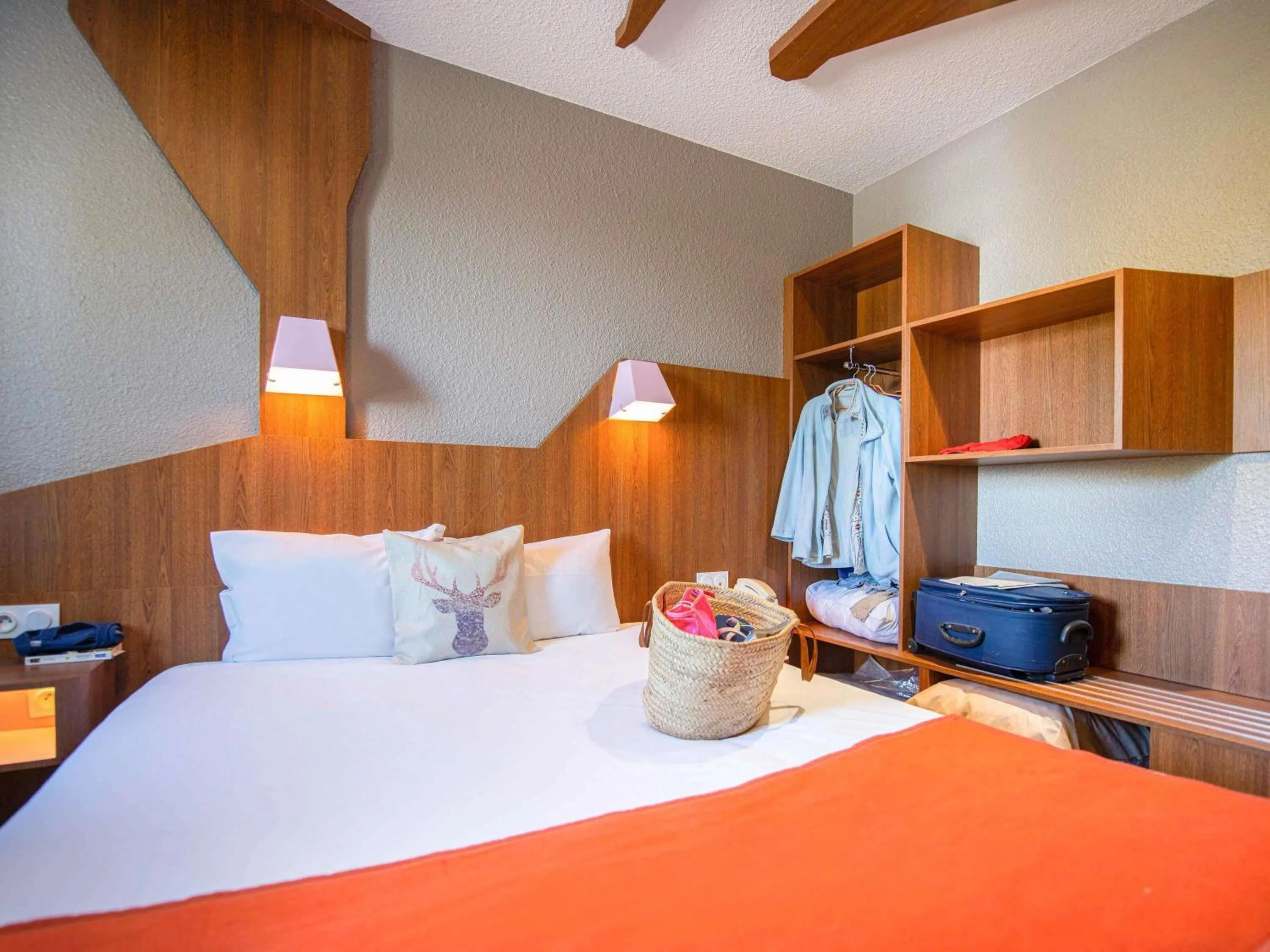 Bedroom, Bed in ibis Styles Gien