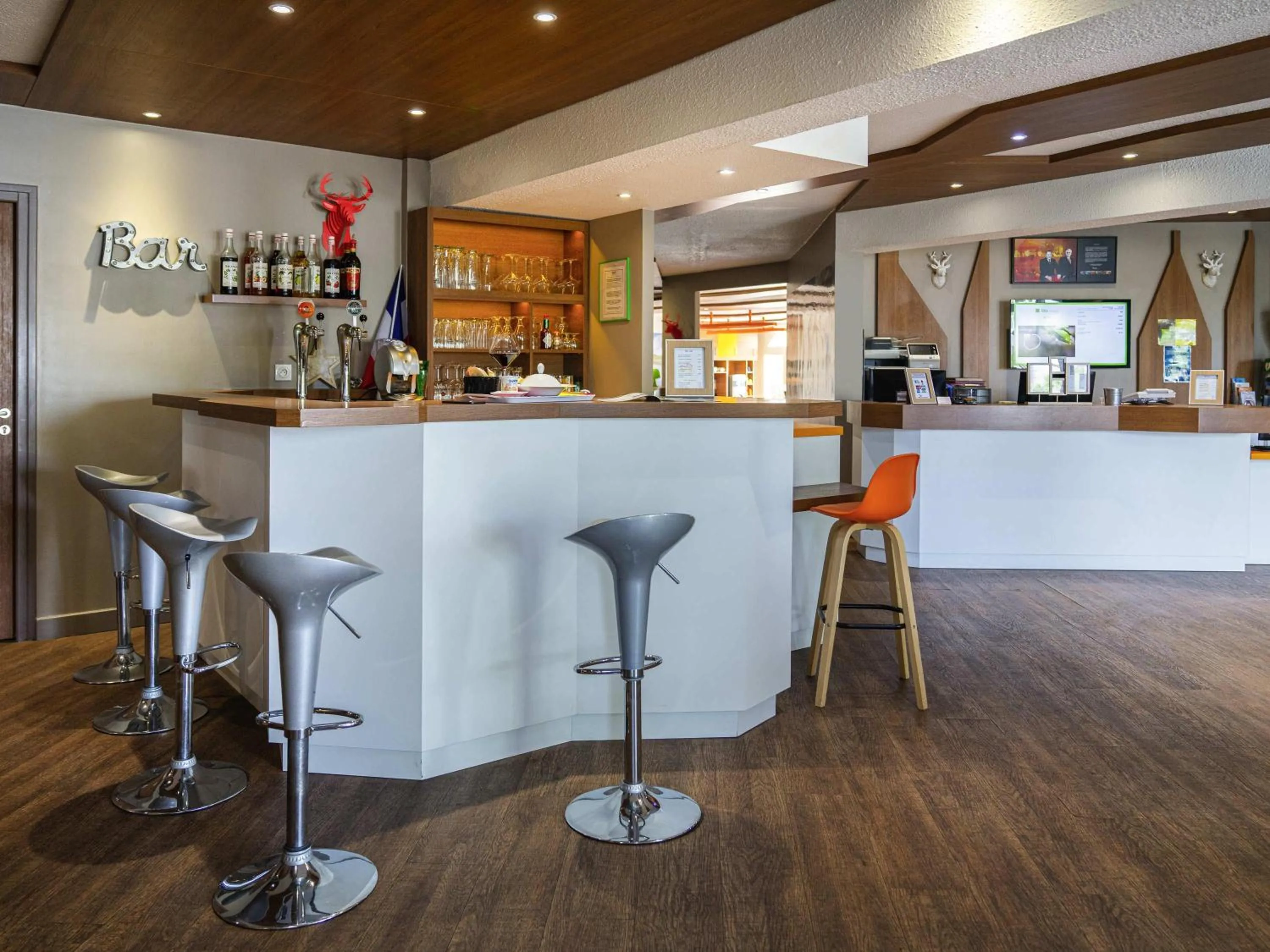 Lounge or bar in ibis Styles Gien