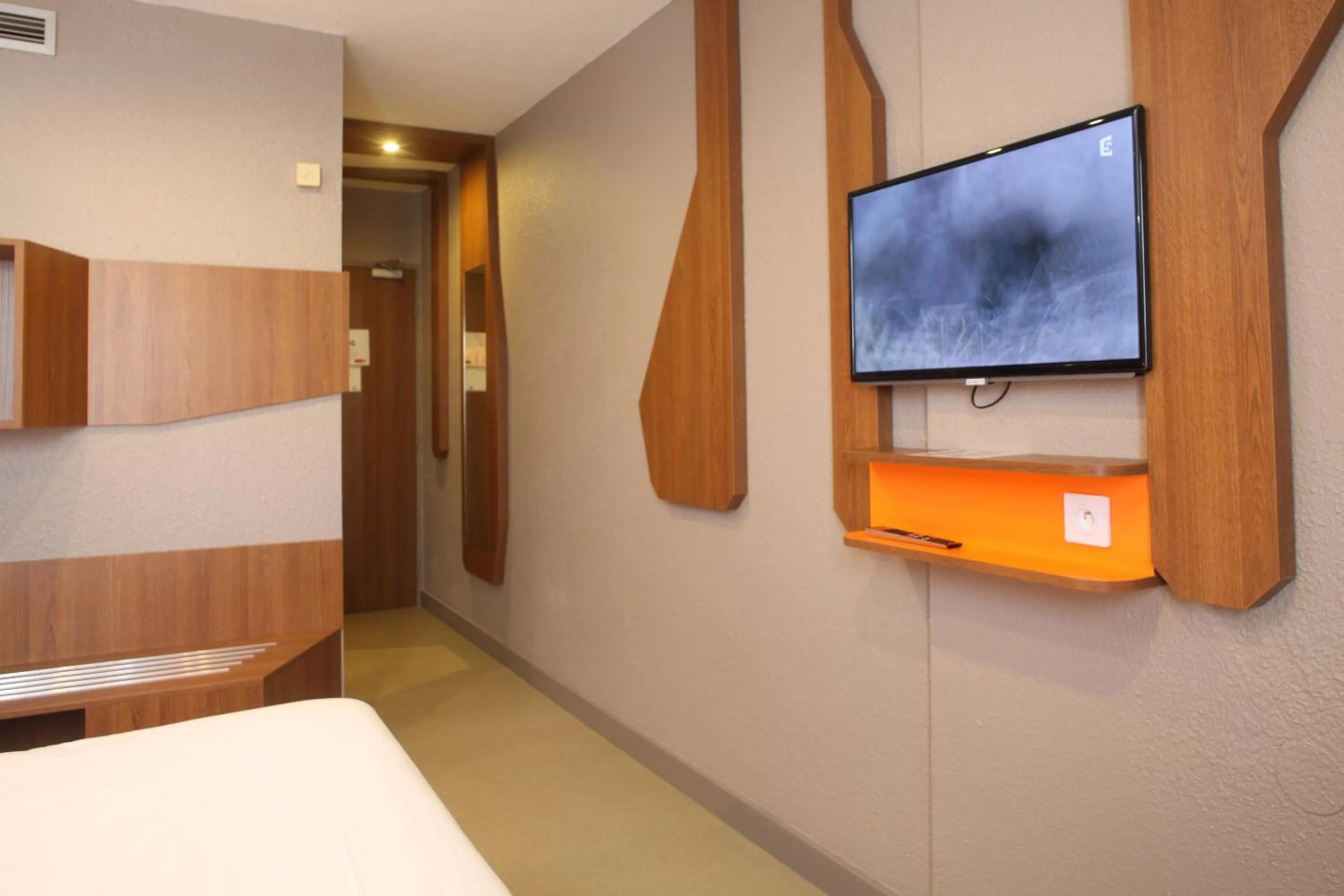 TV and multimedia, Bed in ibis Styles Gien