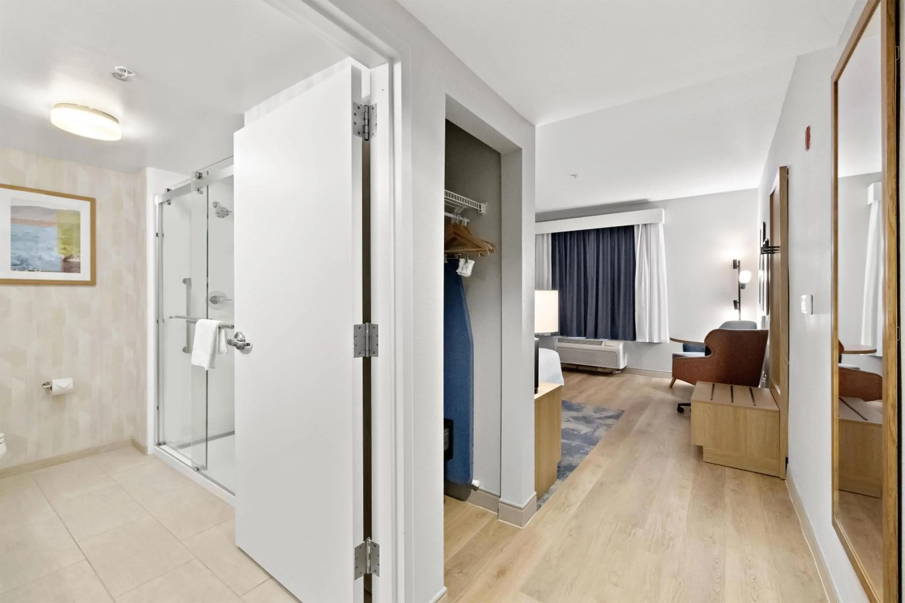 Photo of the whole room, Bed in Hampton Inn & Suites Lancaster